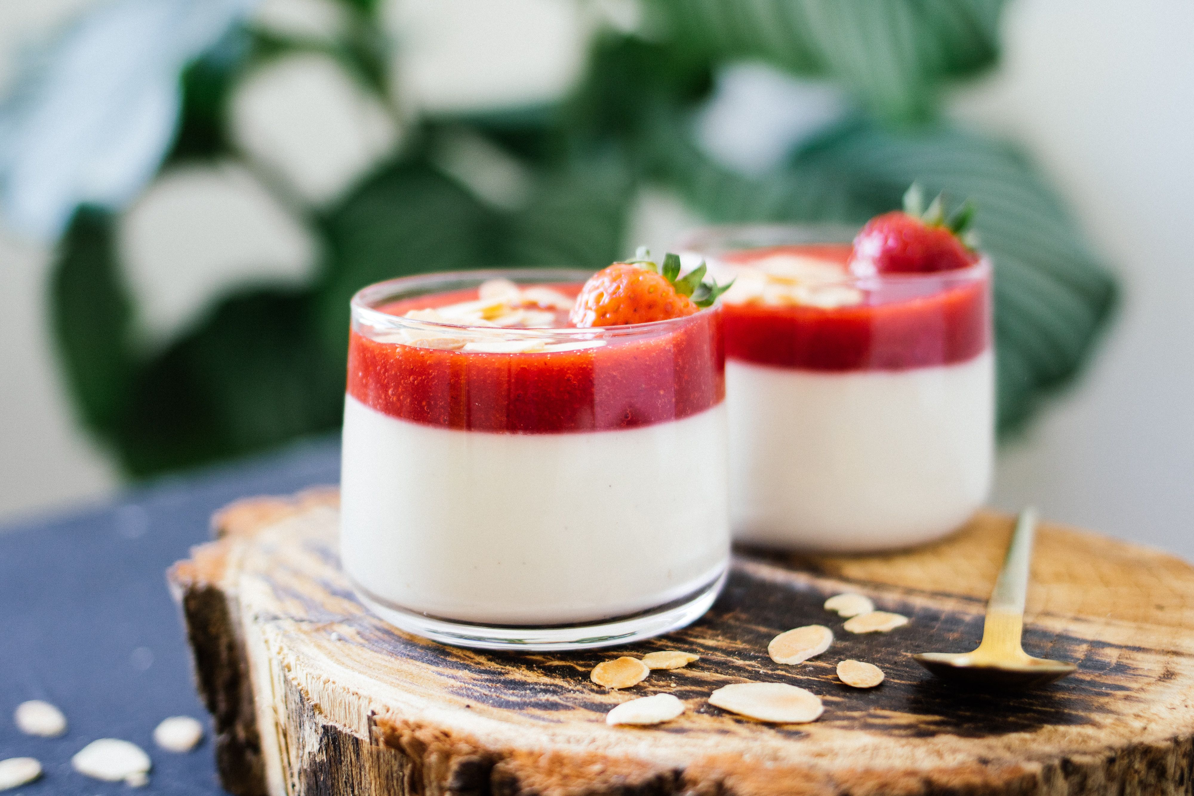 Vegane Kokos-Panna-Cotta mit Erdbeeren