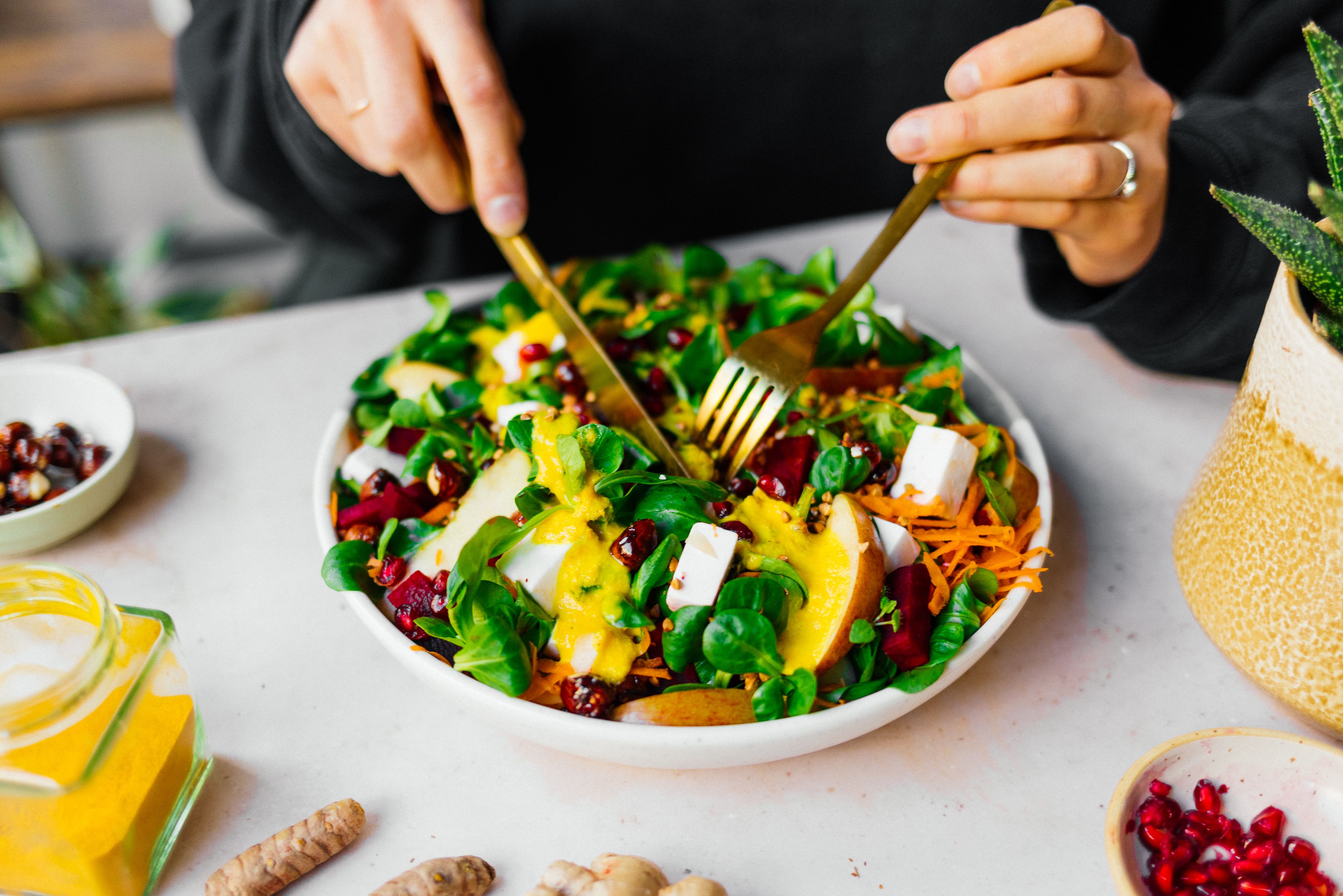 Vegane Winter Grain Bowl mit Ingwer-Kurkuma-Dressing