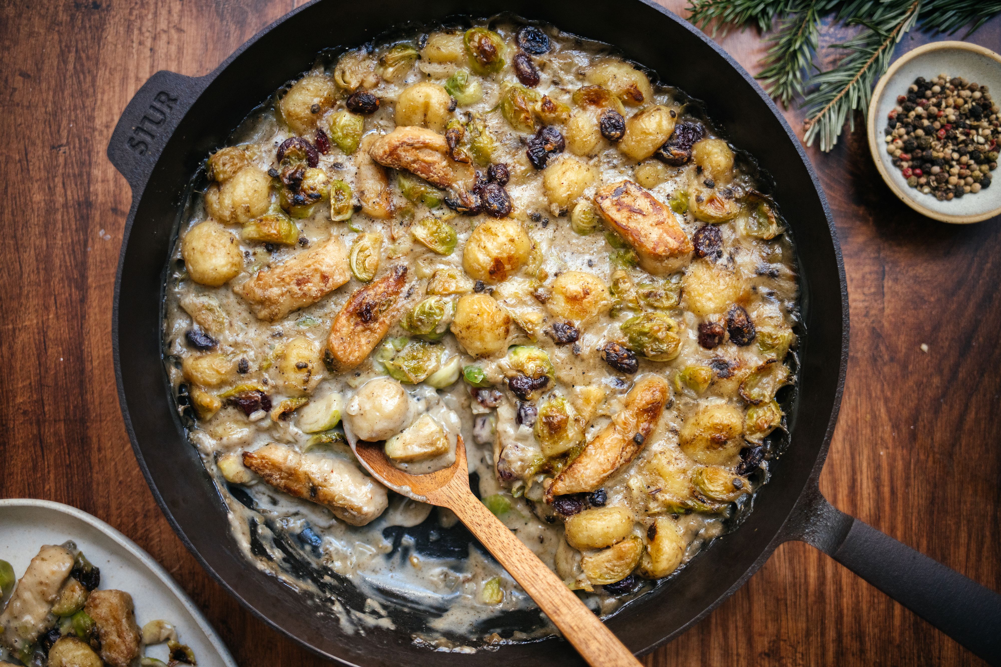 Gnocchi-Pfanne mit Rosenkohl und veganen Filets