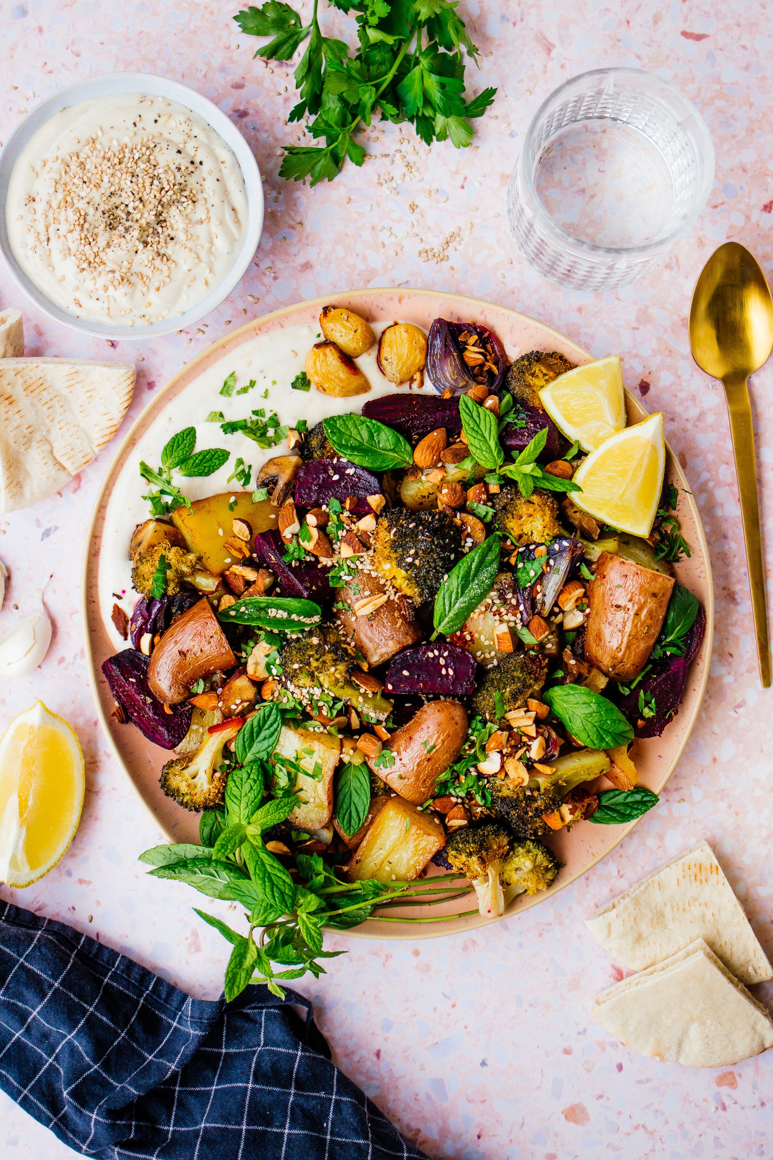 R607 Vegane Tahin-Joghurt-Creme mit geröstetem Brokkoli, Pilzen & Mandeln
