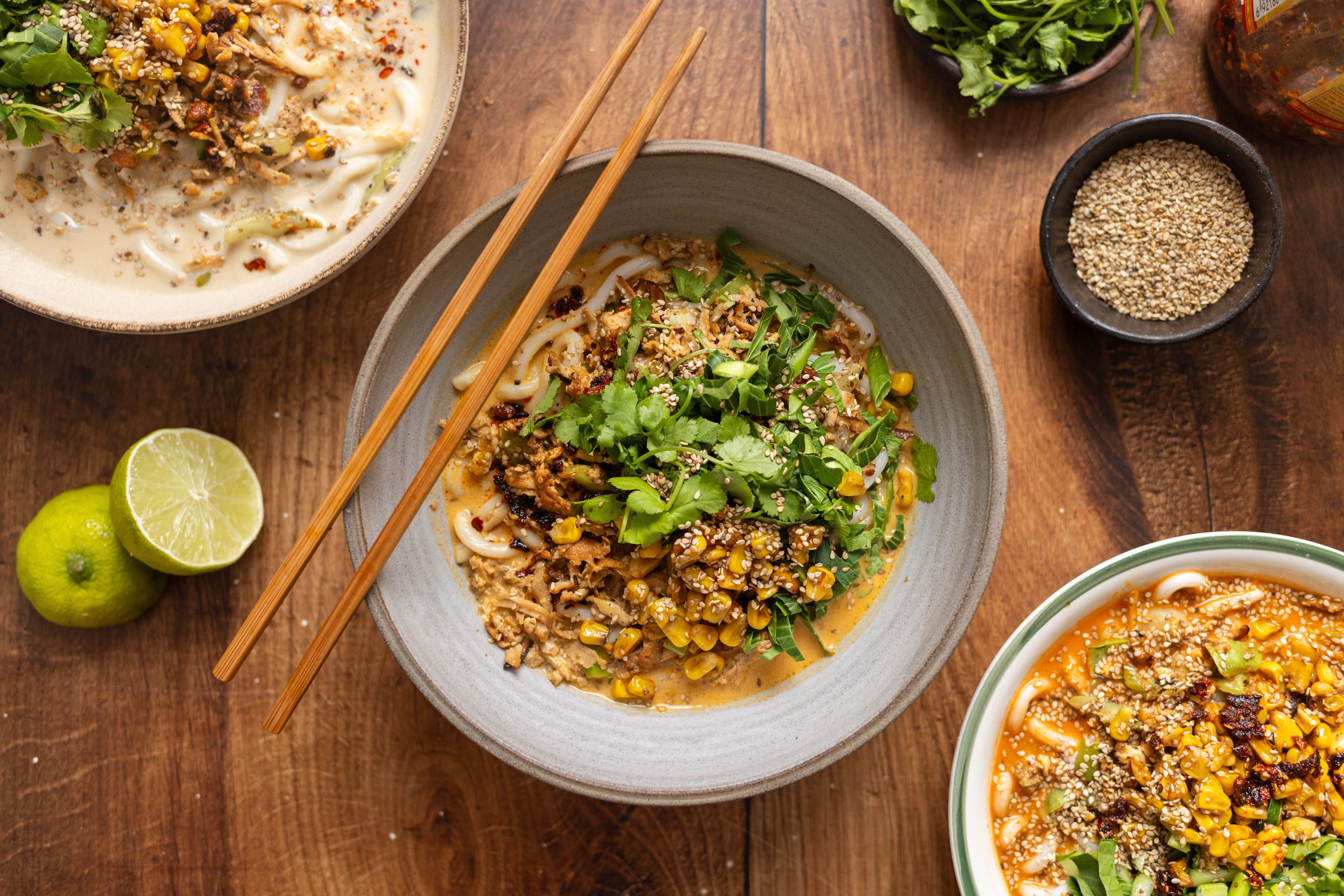 Udon Curry mit Tofu, Pak Choi und Mais