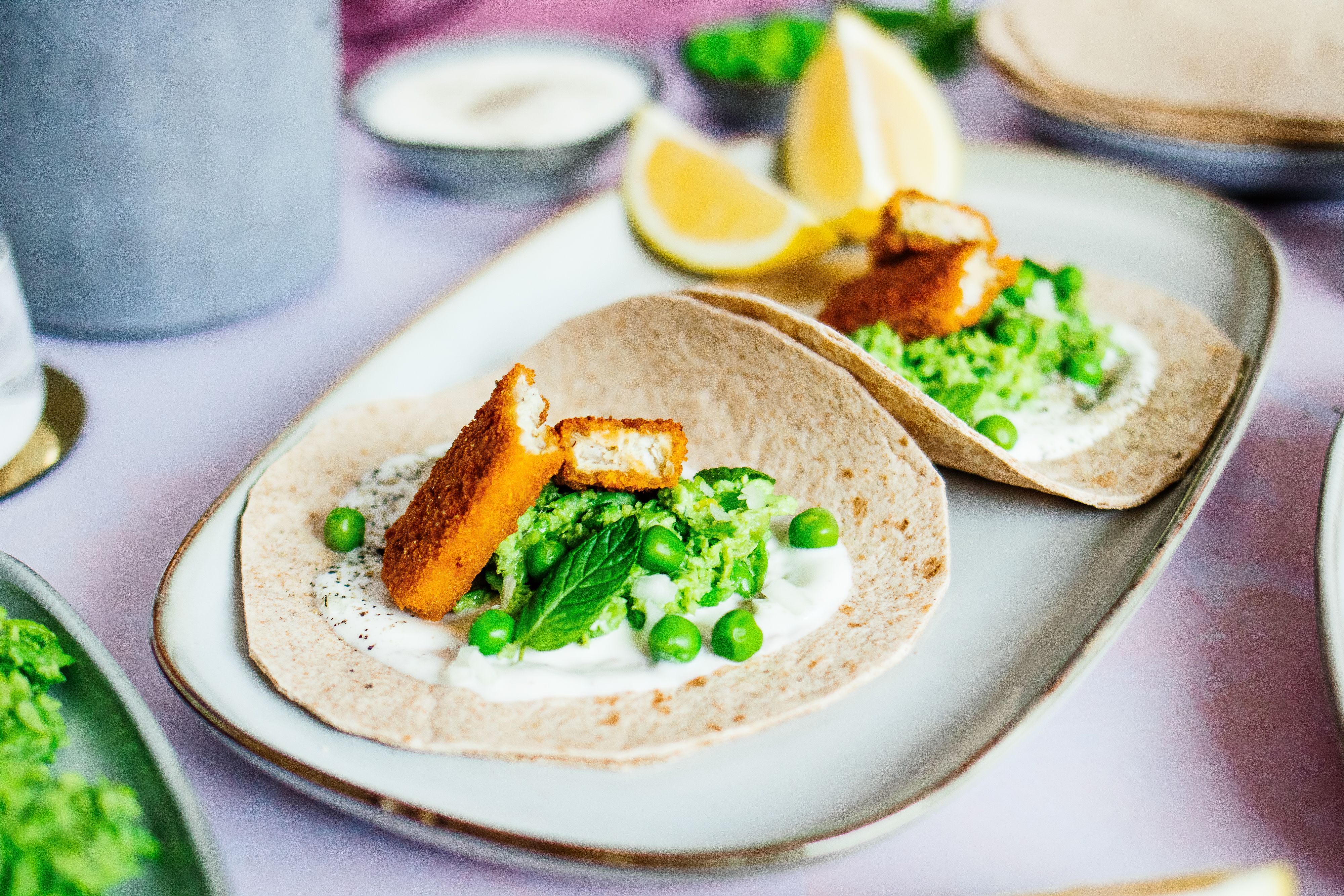Vegane Fischstäbchen-Tacos mit Erbsen-Minz-Püree