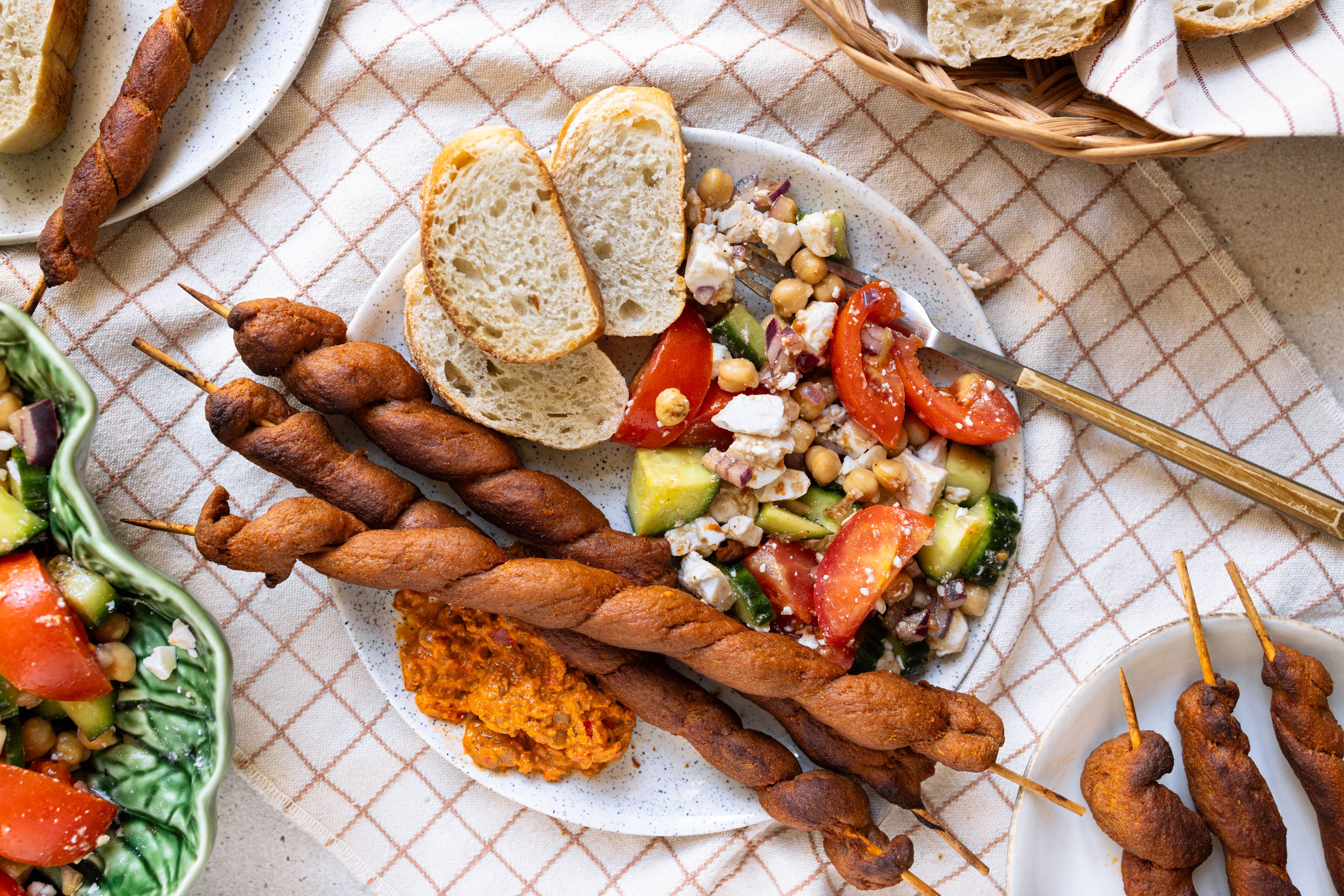 Vegane Grillfackeln aus Seitan mit Kichererbsensalat