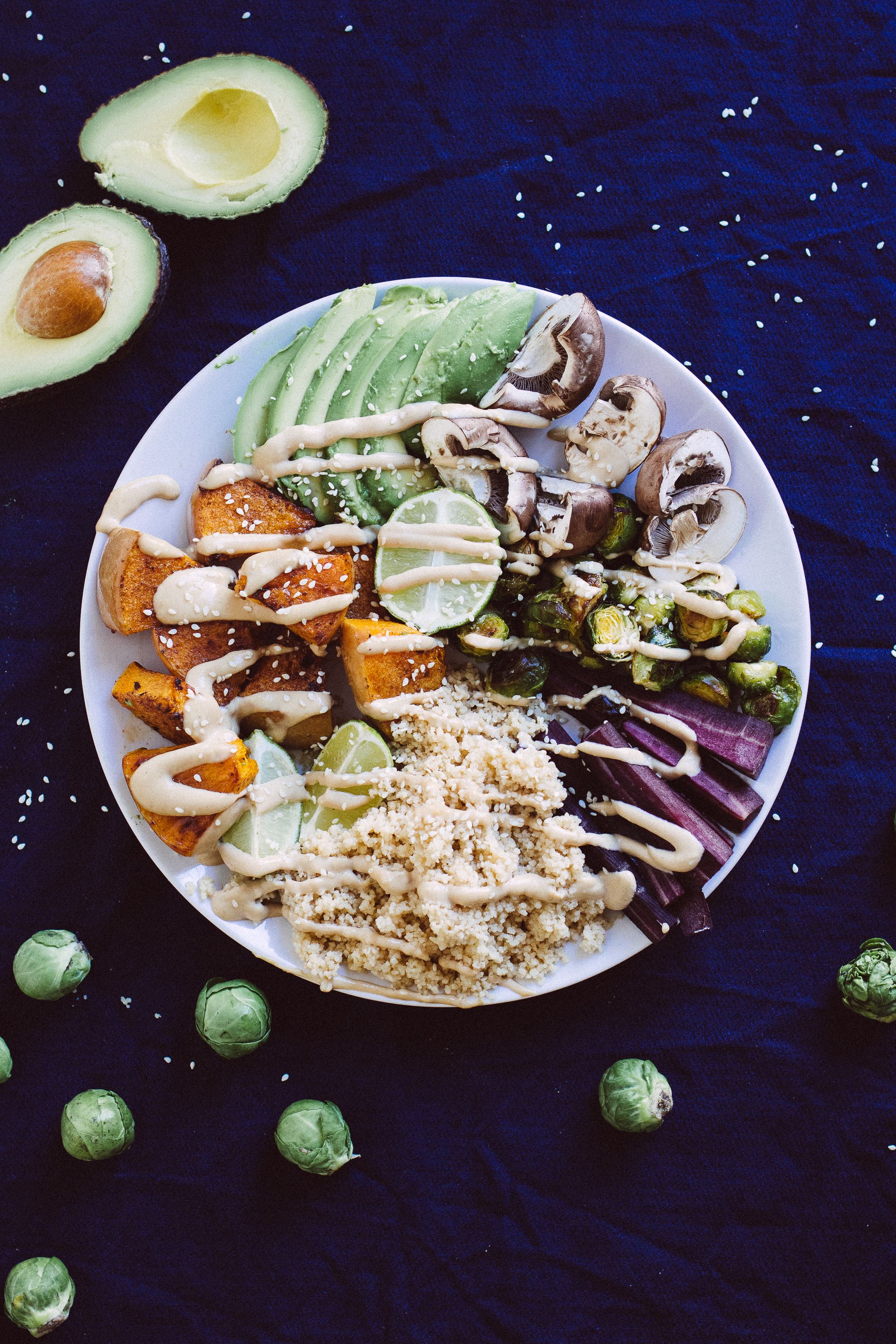 R144 Vegane Couscous Bowl mit Rosenkohl