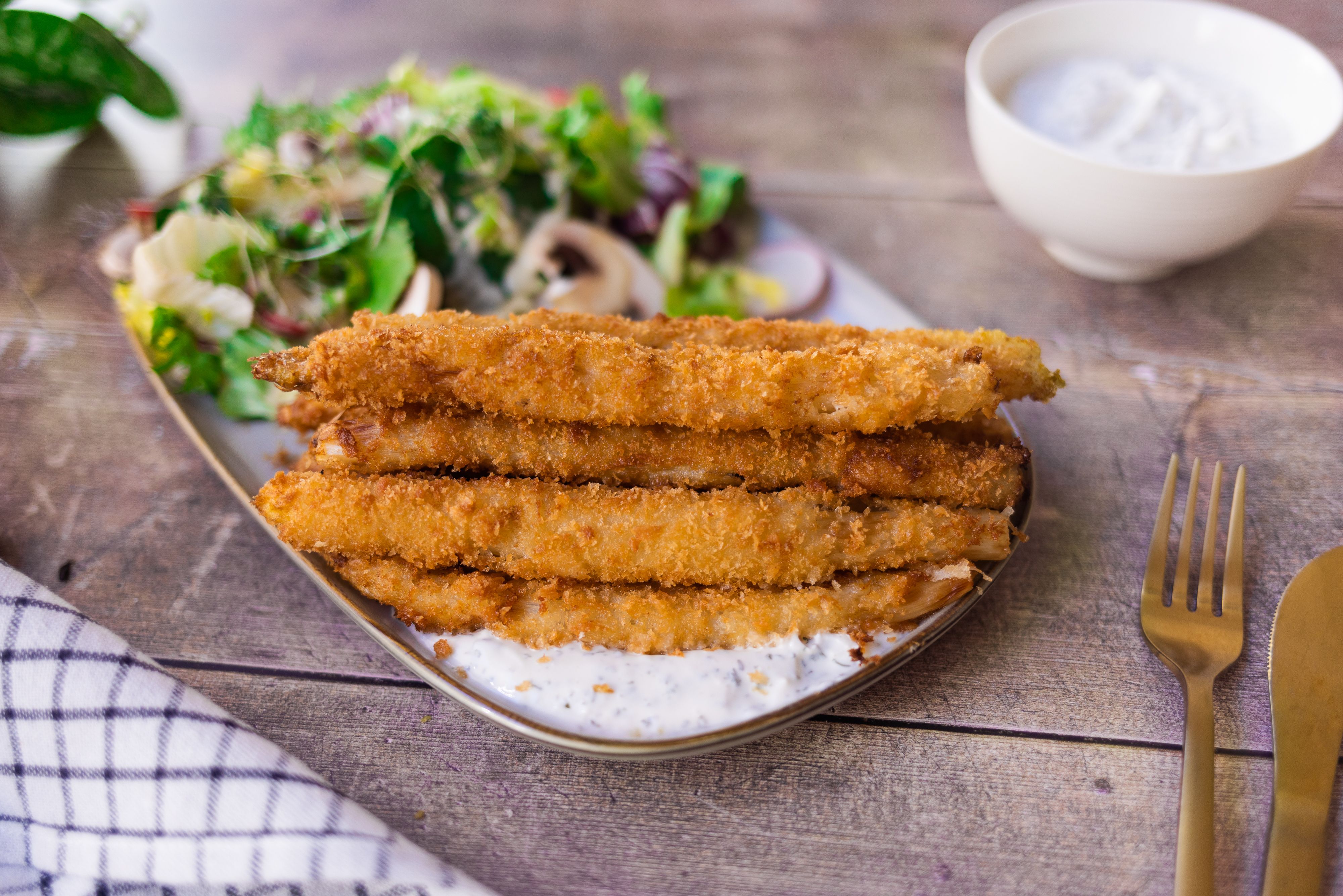 R737 Frittierter Spargel mit Frühlingssalat und Sauce Hollandaise-Dressing