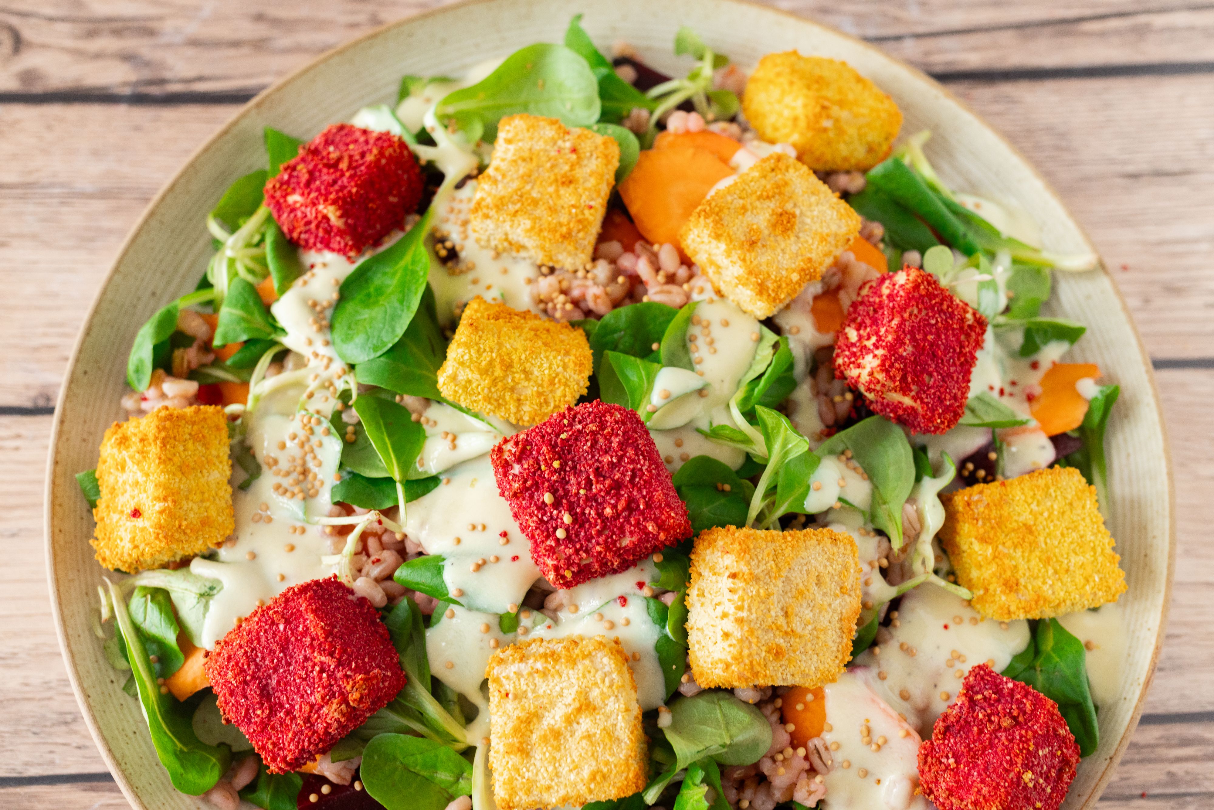 Panierter, knuspriger Tofu mit Gerstensalat