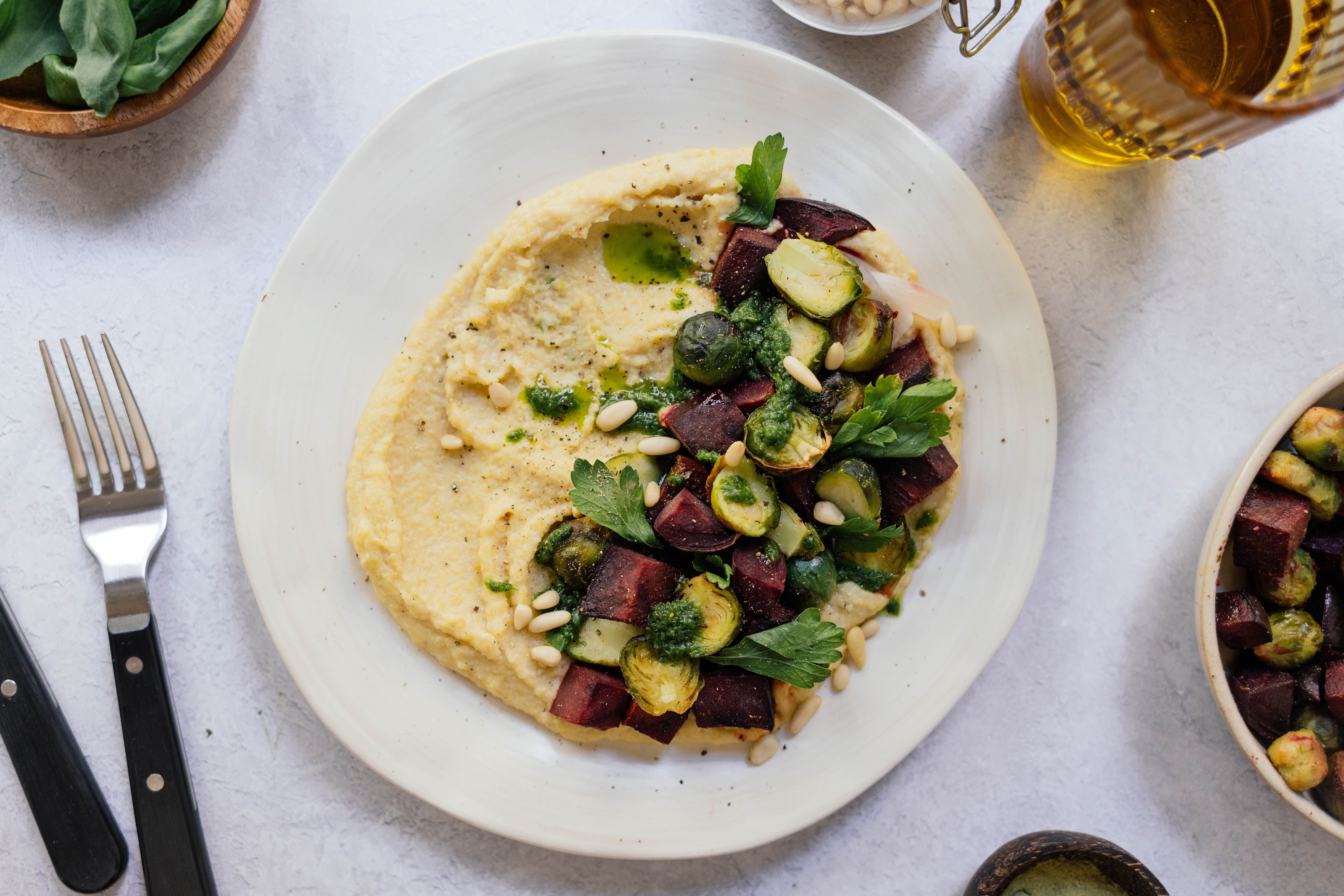 Cremige Polenta mit Rosenkohl & Rote Bete