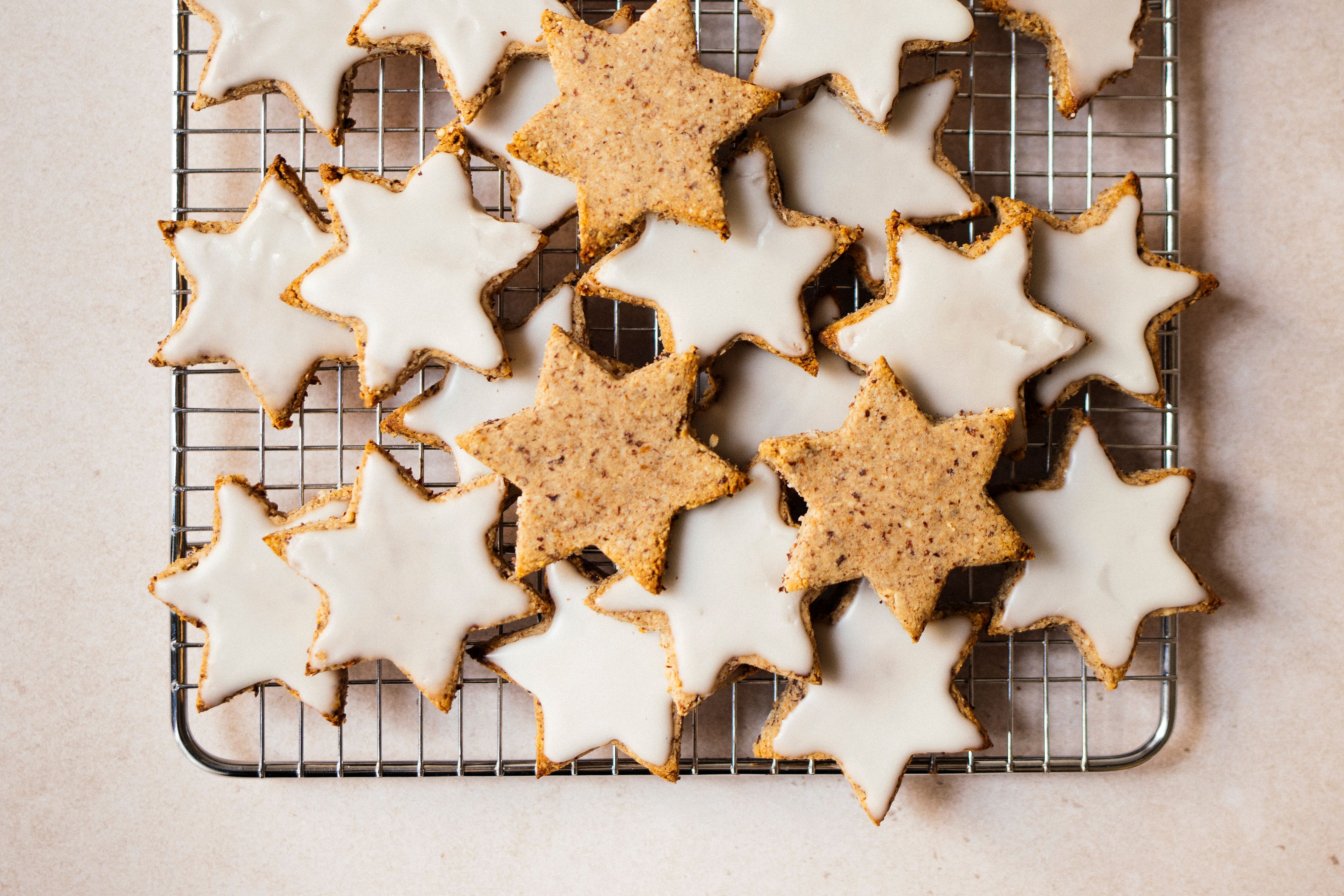 Vegan & gluten-free Cinnamon Star Cookies (german „Zimtsterne“)