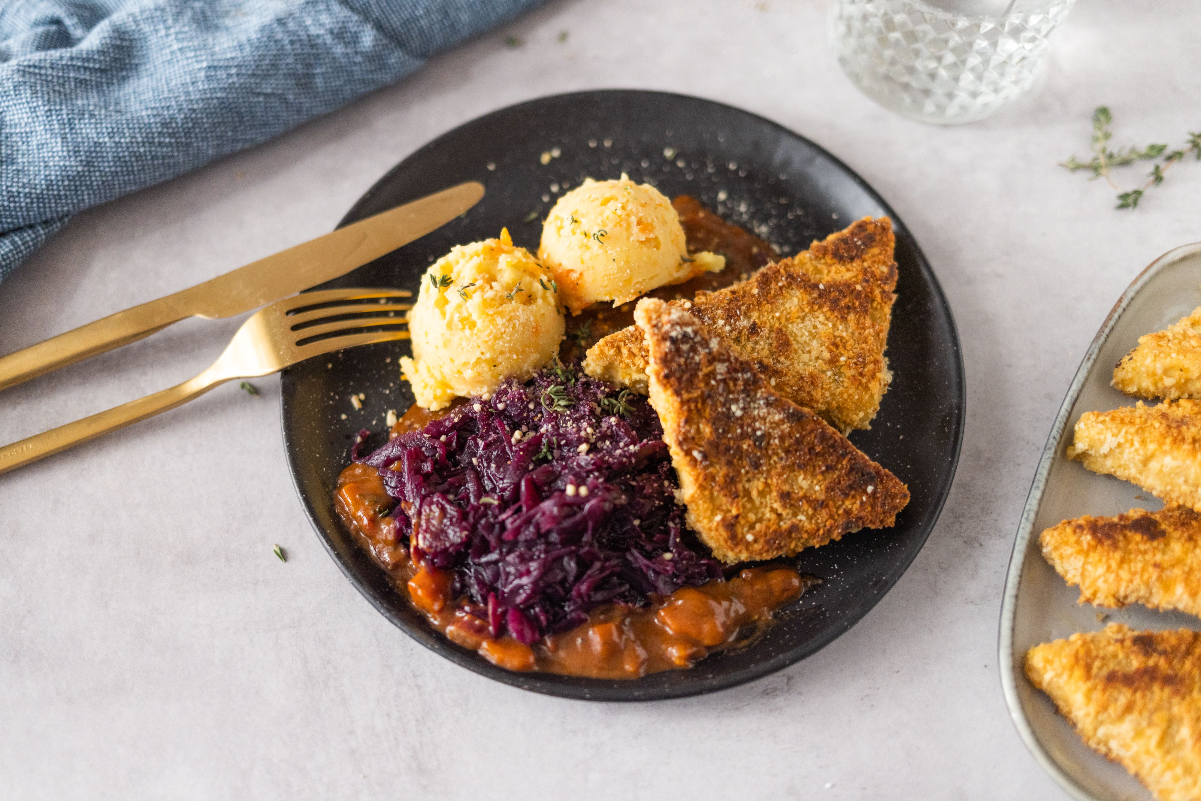 Tofu mit veganer Parmesankruste, Kartoffel-Karotten-Püree und Rotkraut
