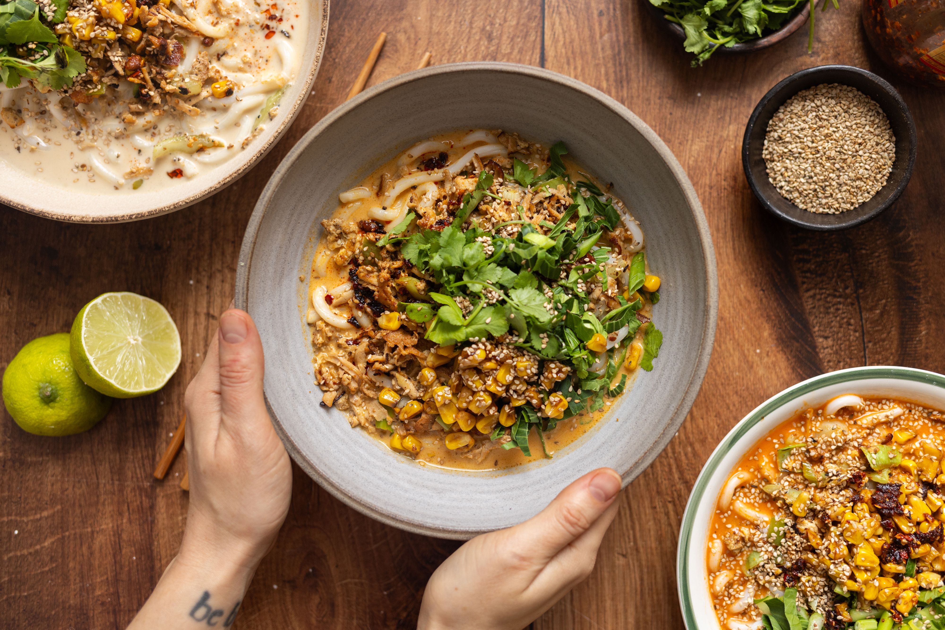 R1022 Curry mit Udonnudeln, Tofu und gebratenem Mais