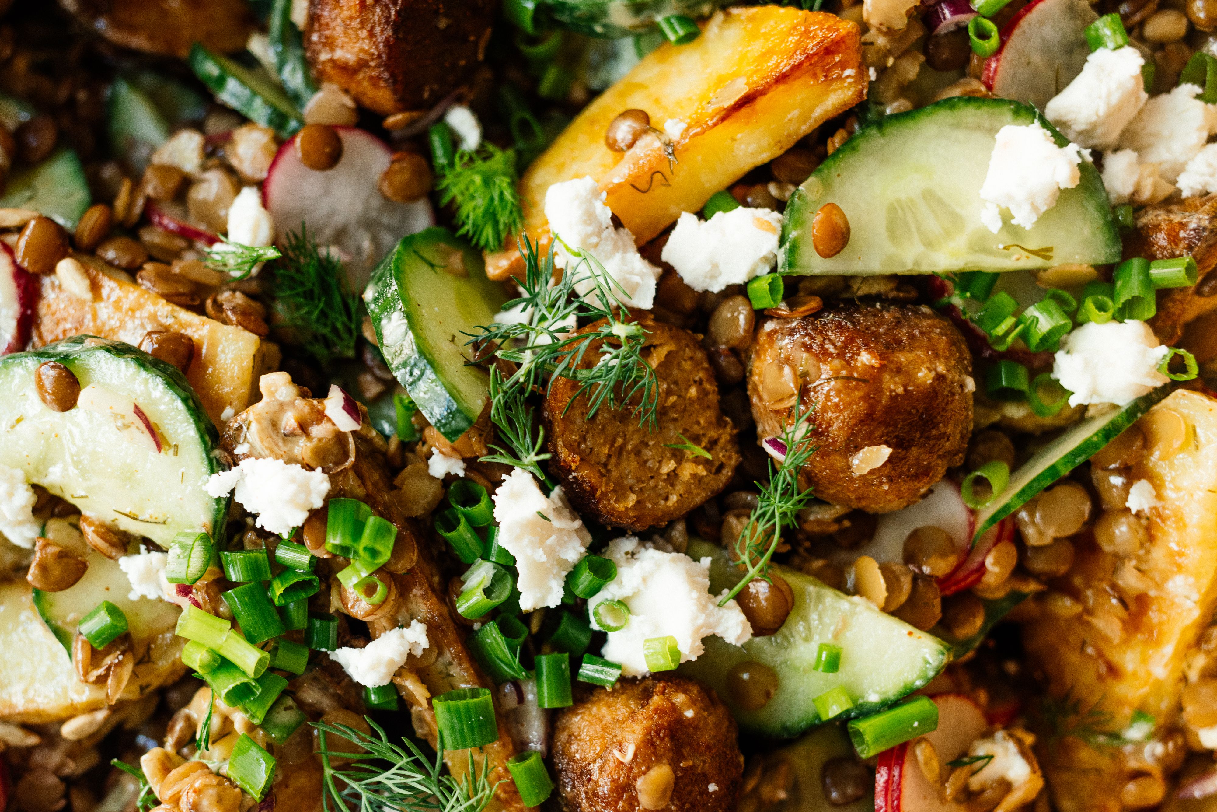 R897 Veganer Kartoffelsalat mit Fleischbällchen & Senf-Dill-Soße