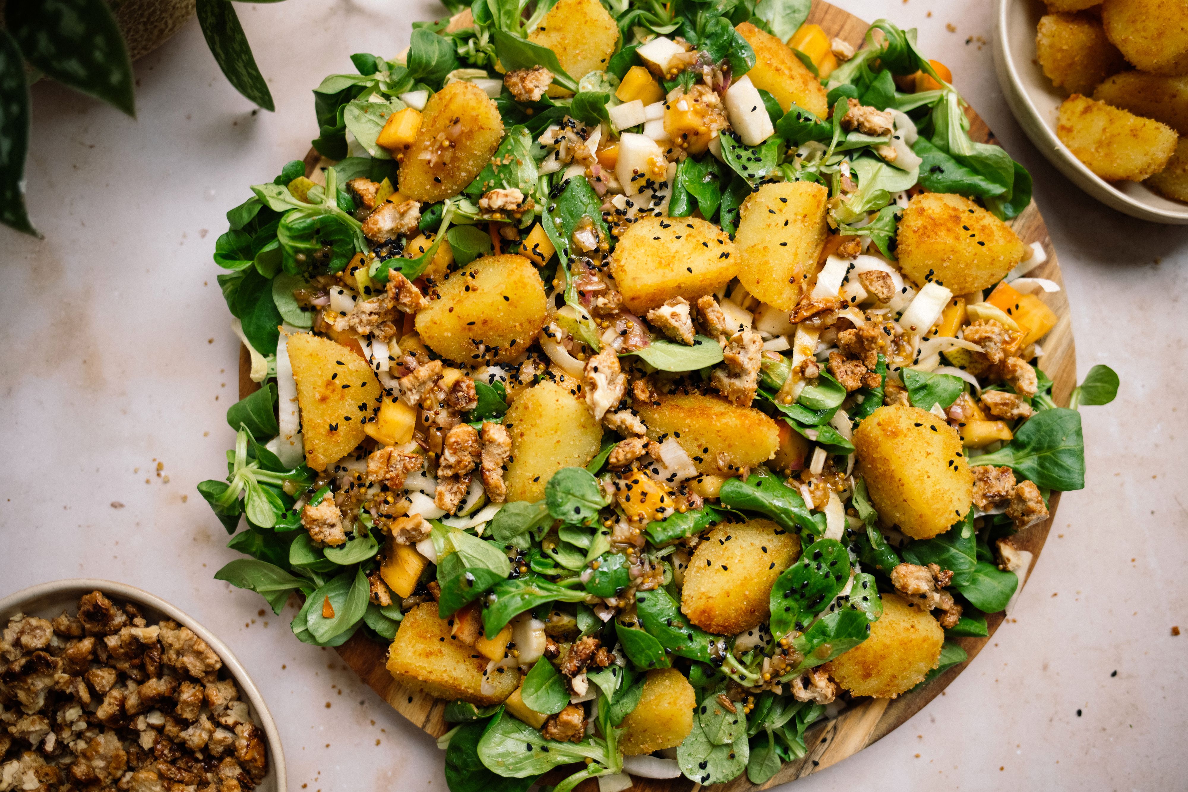 R691 Chicorée-Feldsalat mit Birne, Kaki und Knödel-Croûtons