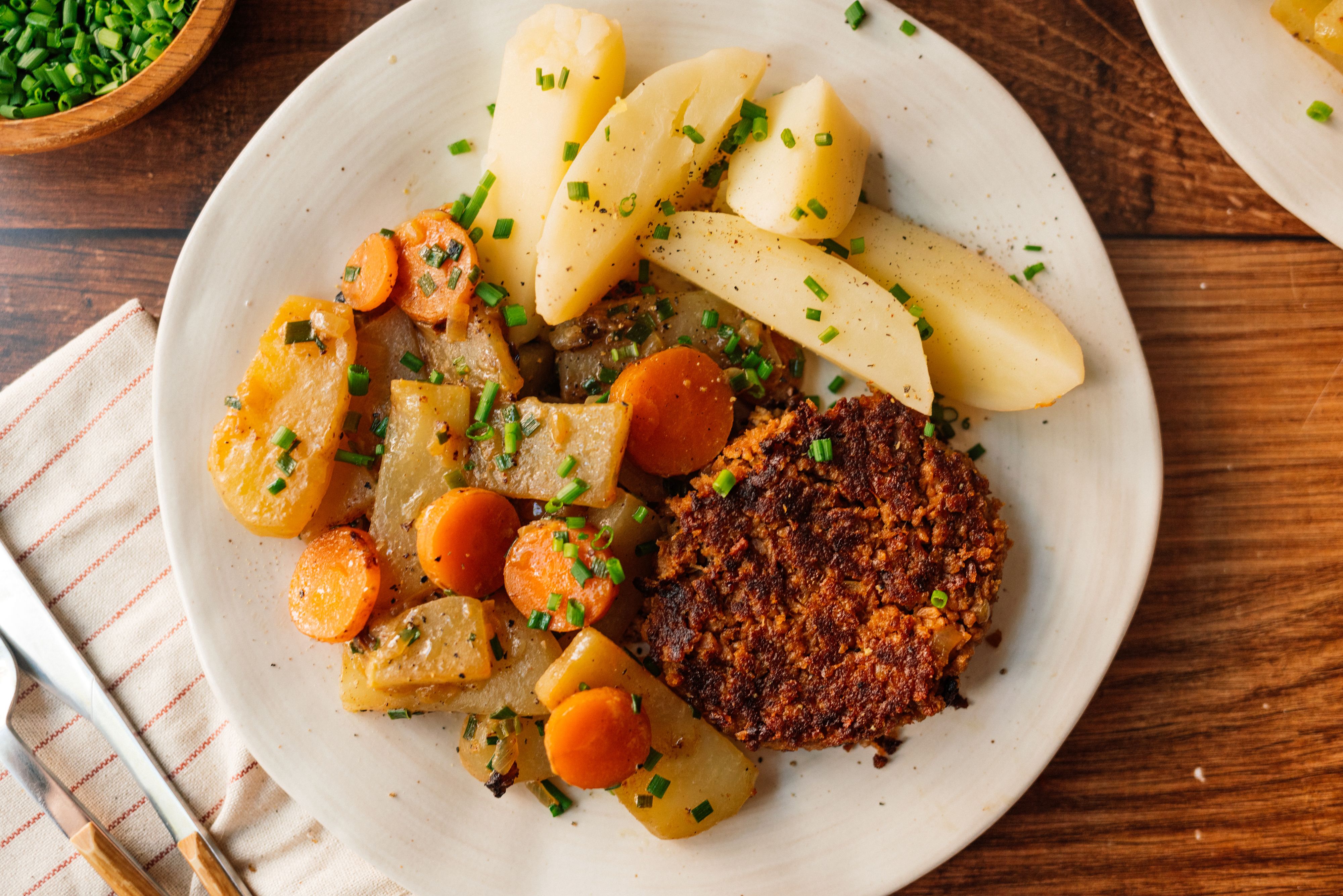 R904 Vegane Frikadellen mit Kartoffeln und Kohlrabi-Möhren-Gemüse wie bei Oma