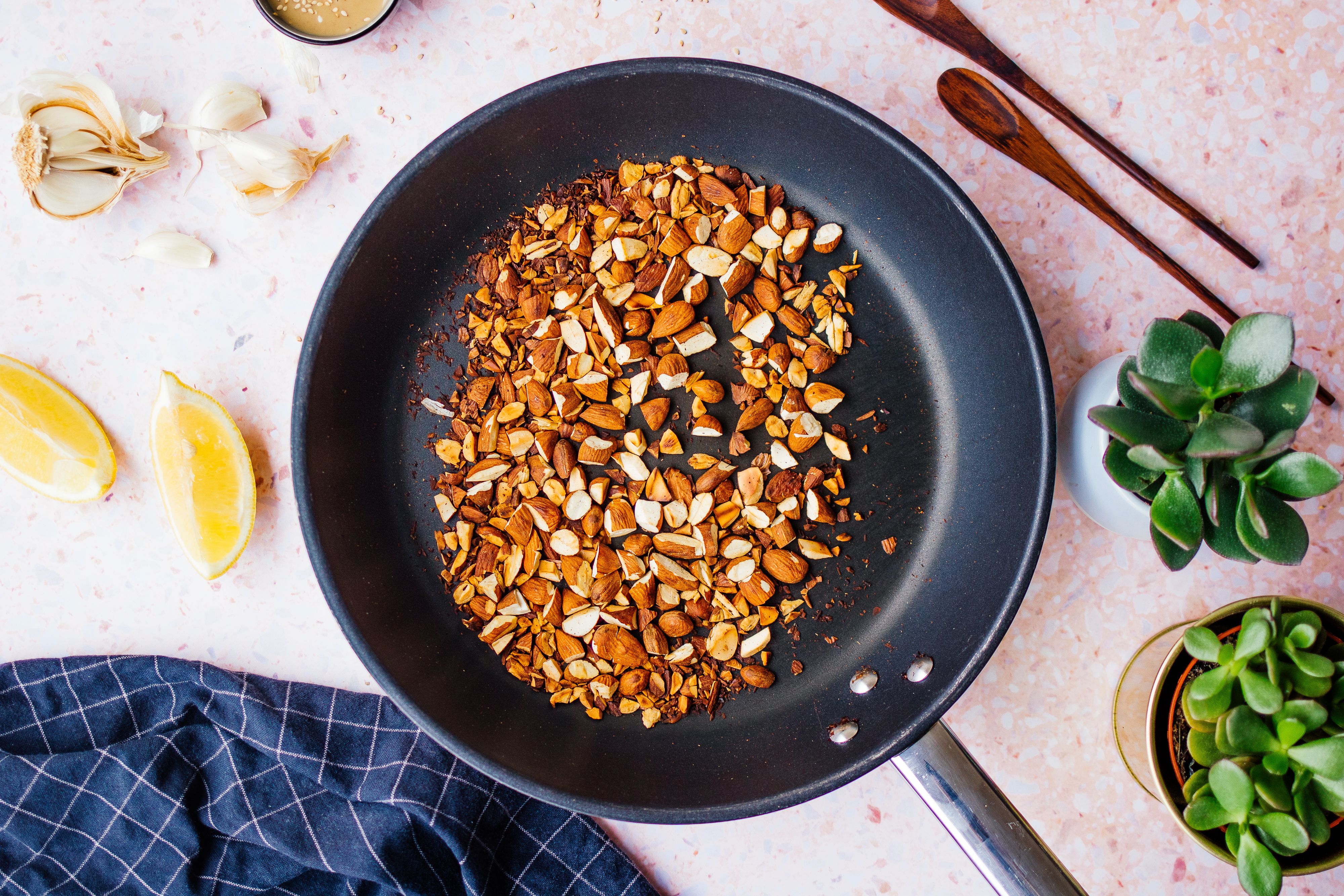 R607 Vegane Tahin-Joghurt-Creme mit geröstetem Brokkoli, Pilzen & Mandeln