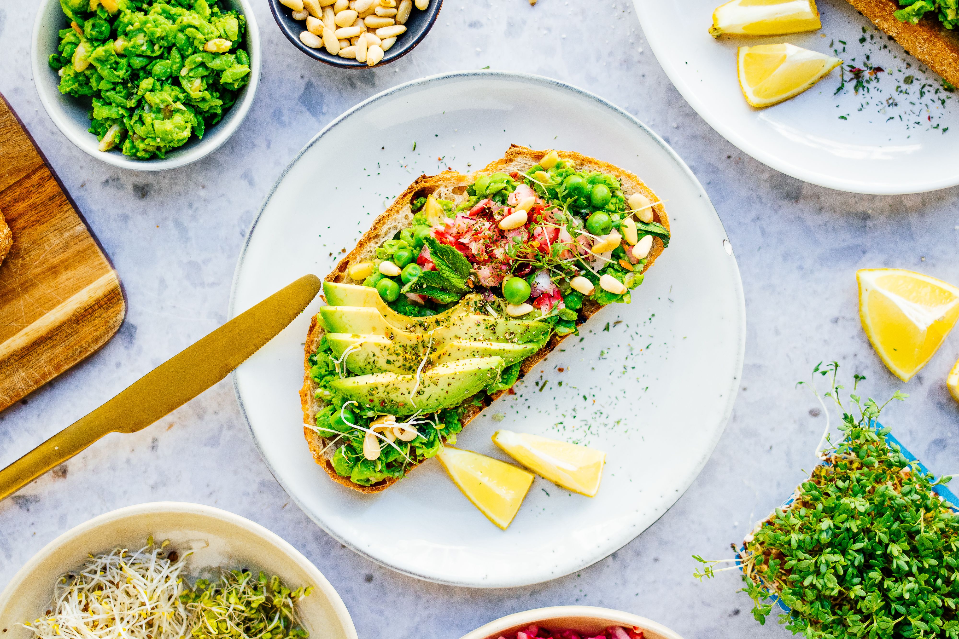 R644 Veganes Sandwich mit Peacamole & Radieschen-Salsa