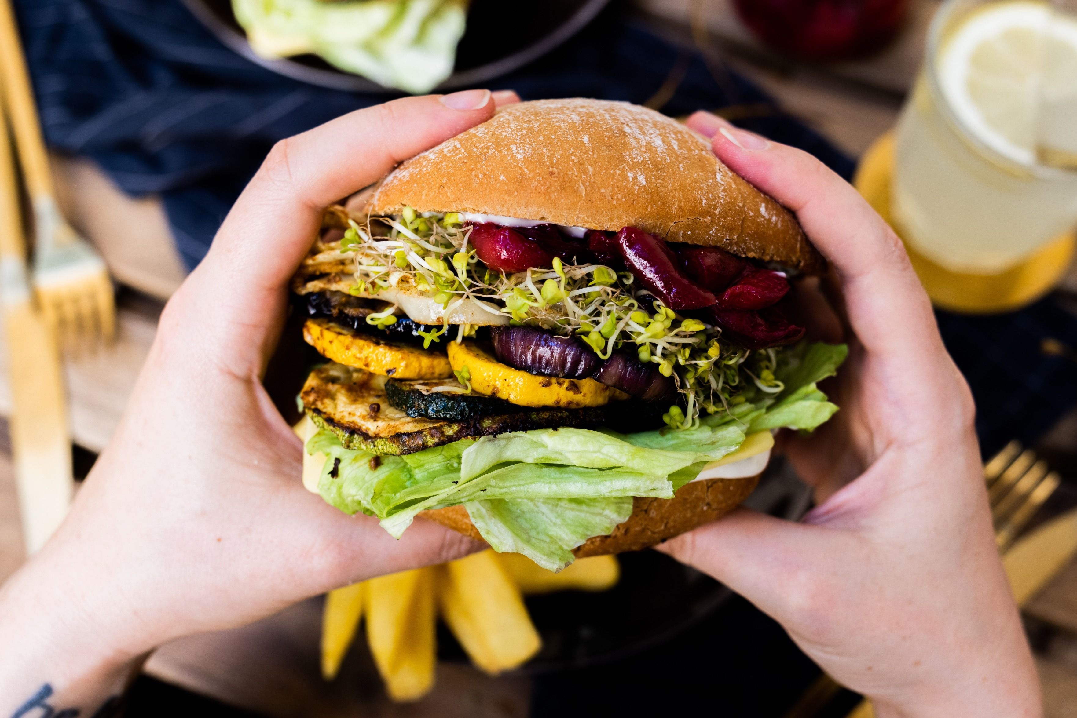 Veganer Grillgemüseburger mit eingekochten Kirschen