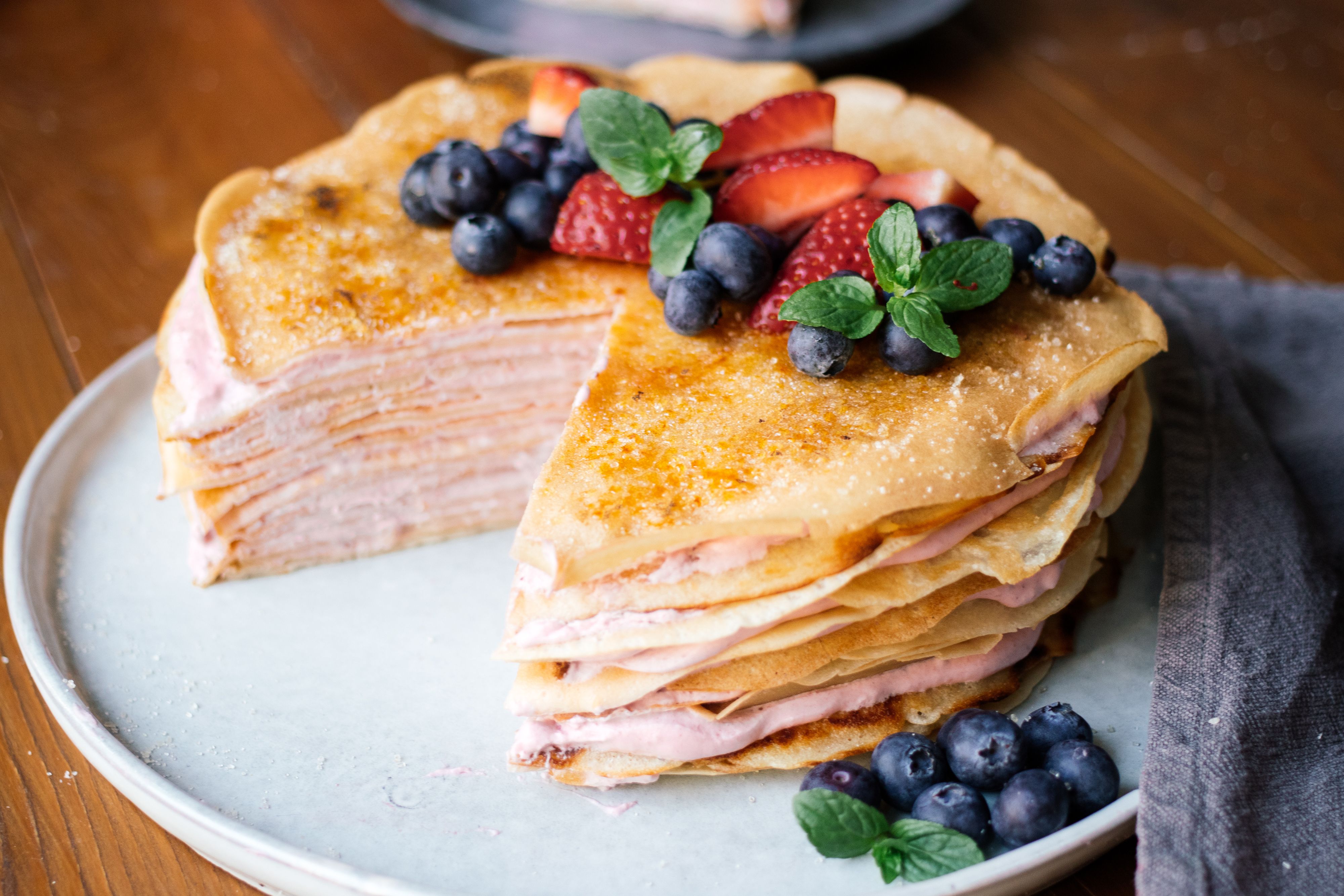 Vegane Crêpe-Torte mit Erdbeeren