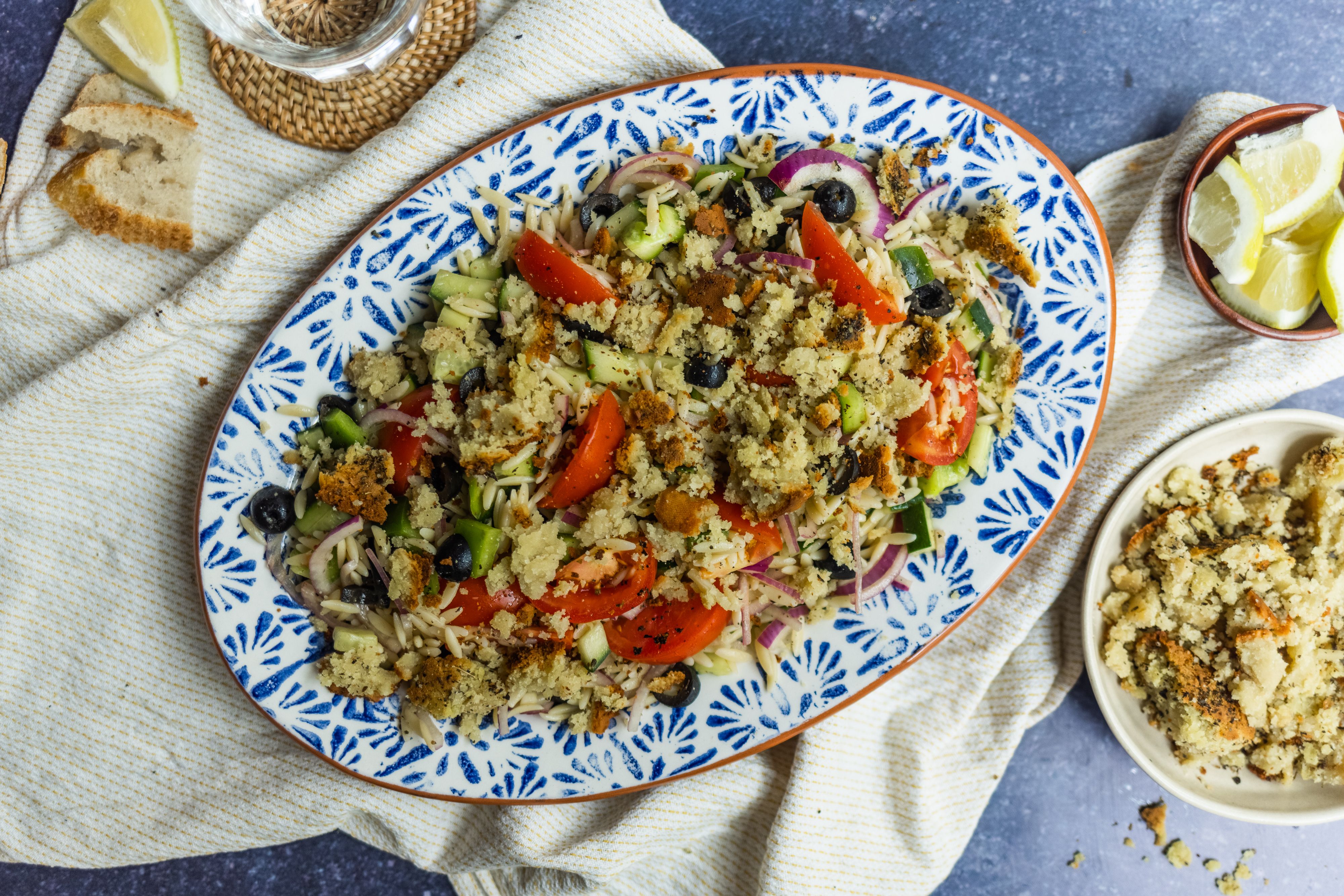 Veganer Griechischer Salat mit Feta aus Nüssen
