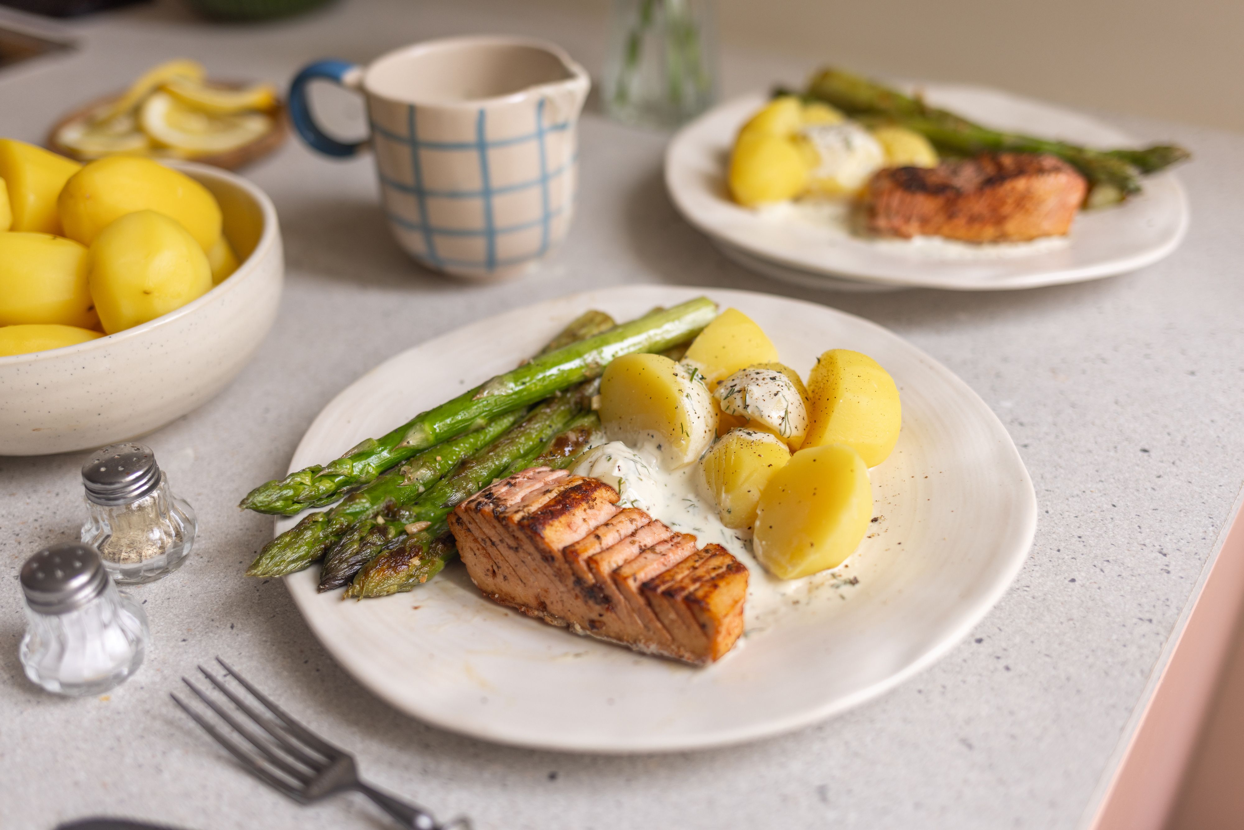 Veganer Tofu-Lachs mit gebratenem Spargel, Kartoffeln und Dill-Sahne-Soße