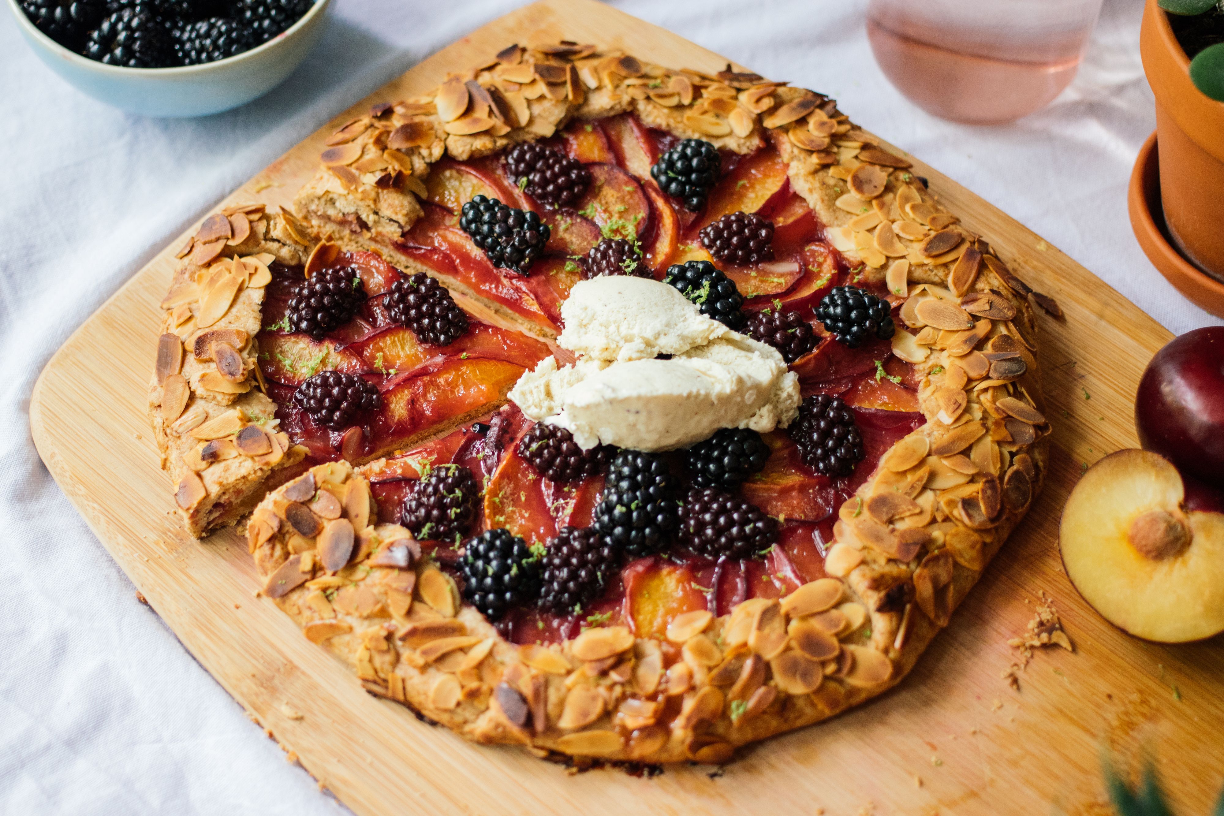 Vegane Galette mit Nektarinen, Pflaumen und Brombeeren