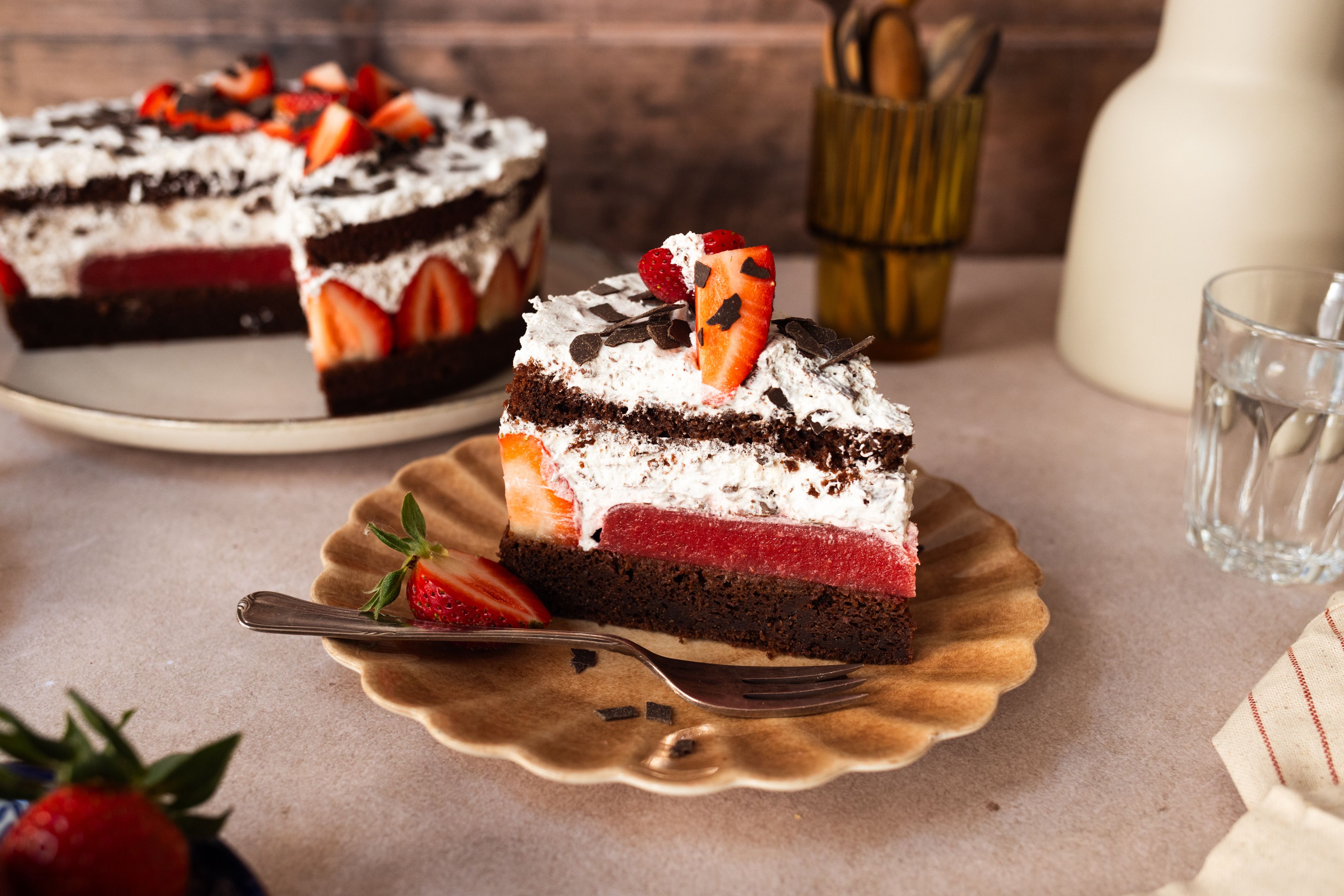 Vegane Erdbeer-Stracciatella-Torte