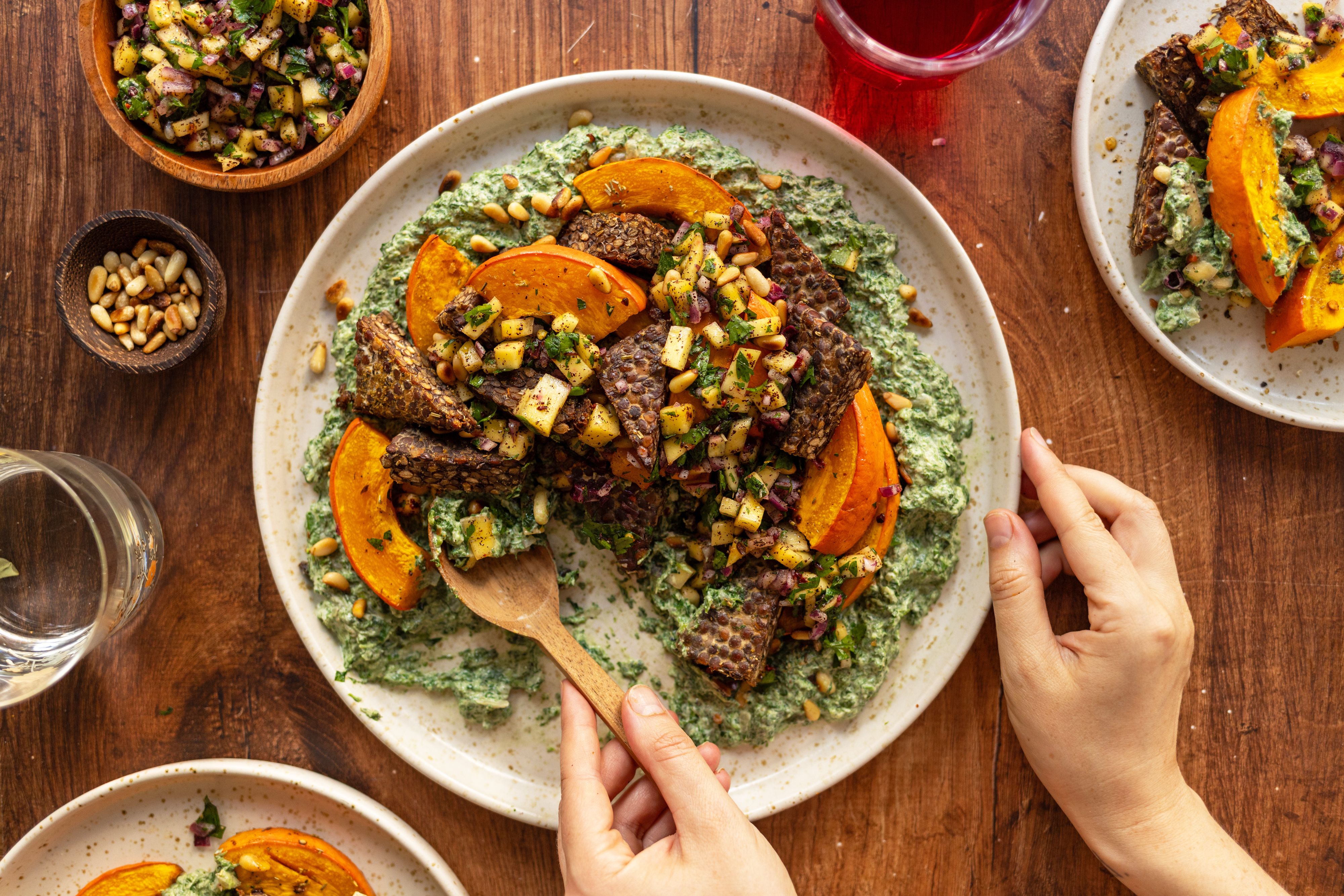 R992 Kürbis und Tempeh aus dem Ofen mit würzigem Rahmspinat und Mango-Salsa