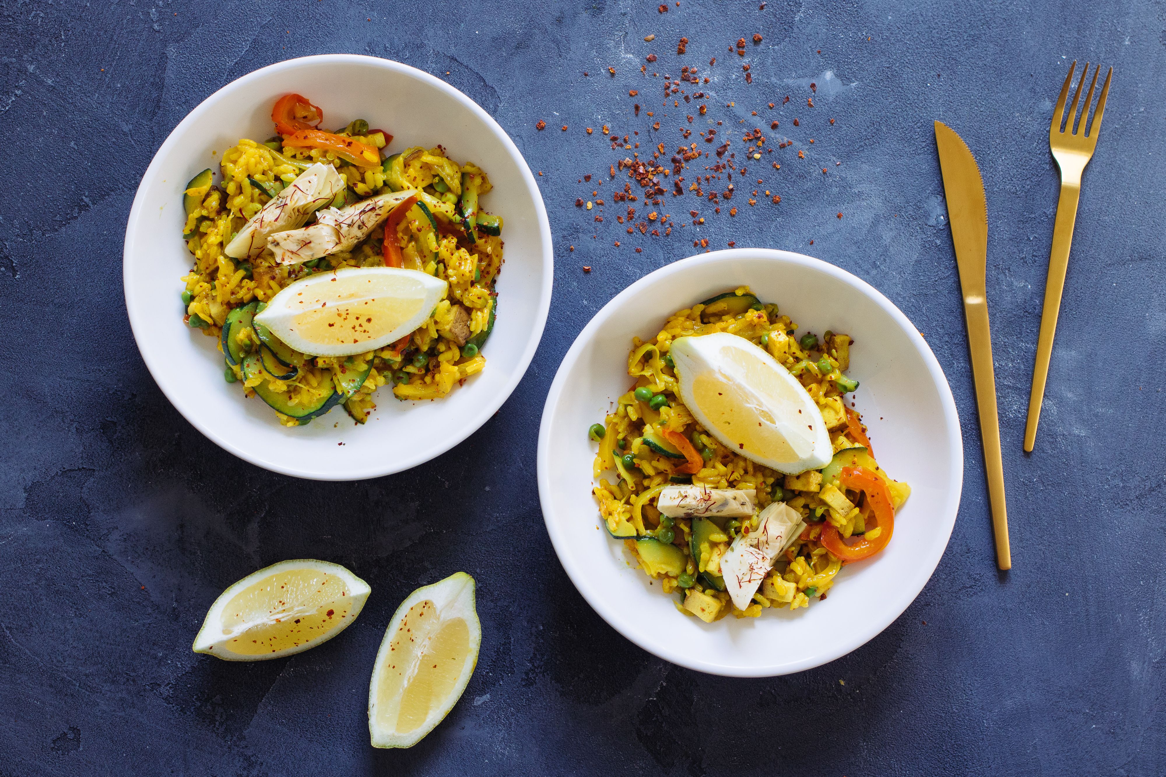 Spanische Paella mit Artischocken