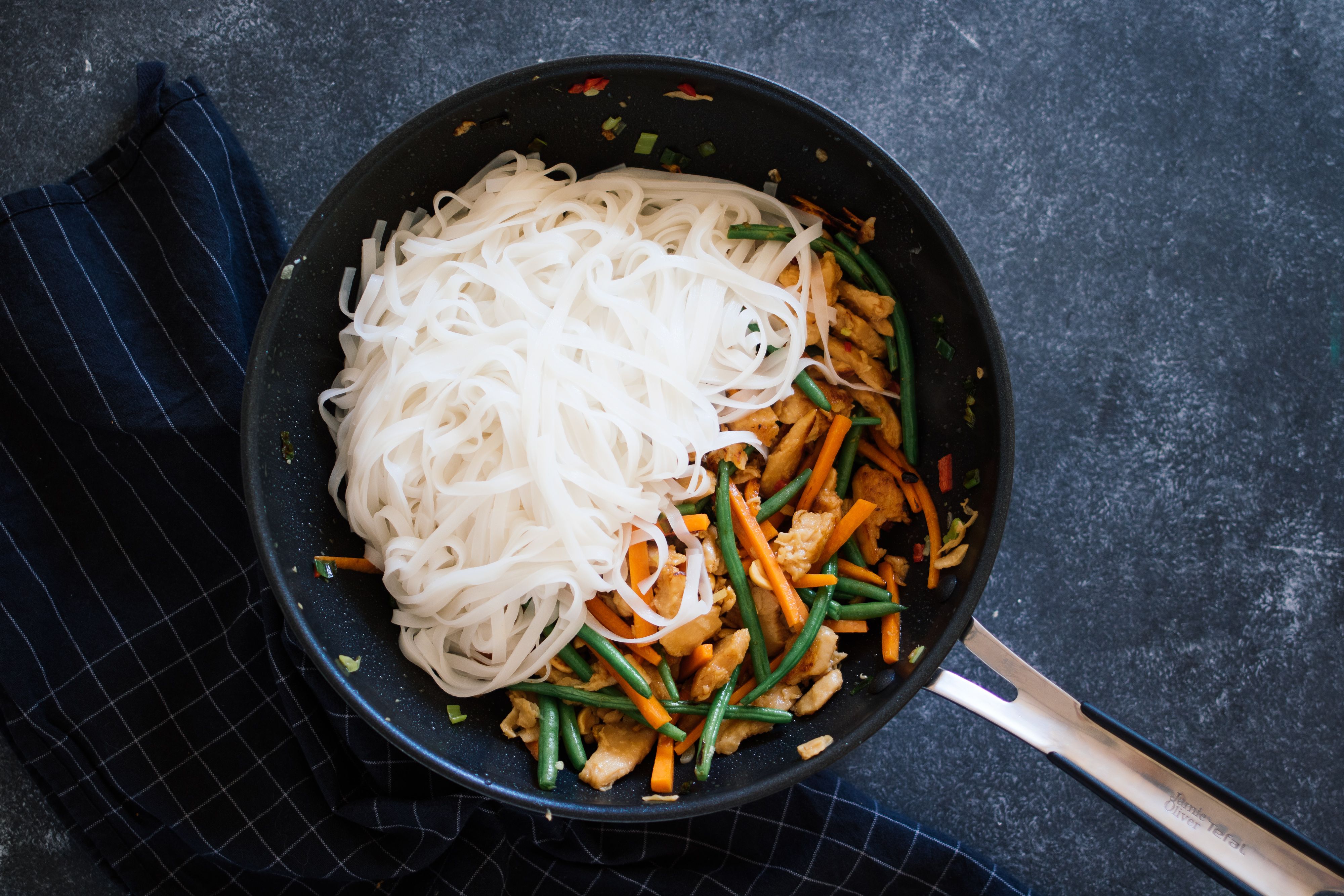 R435 Veganes Pad Thai mit „Hühnchen“