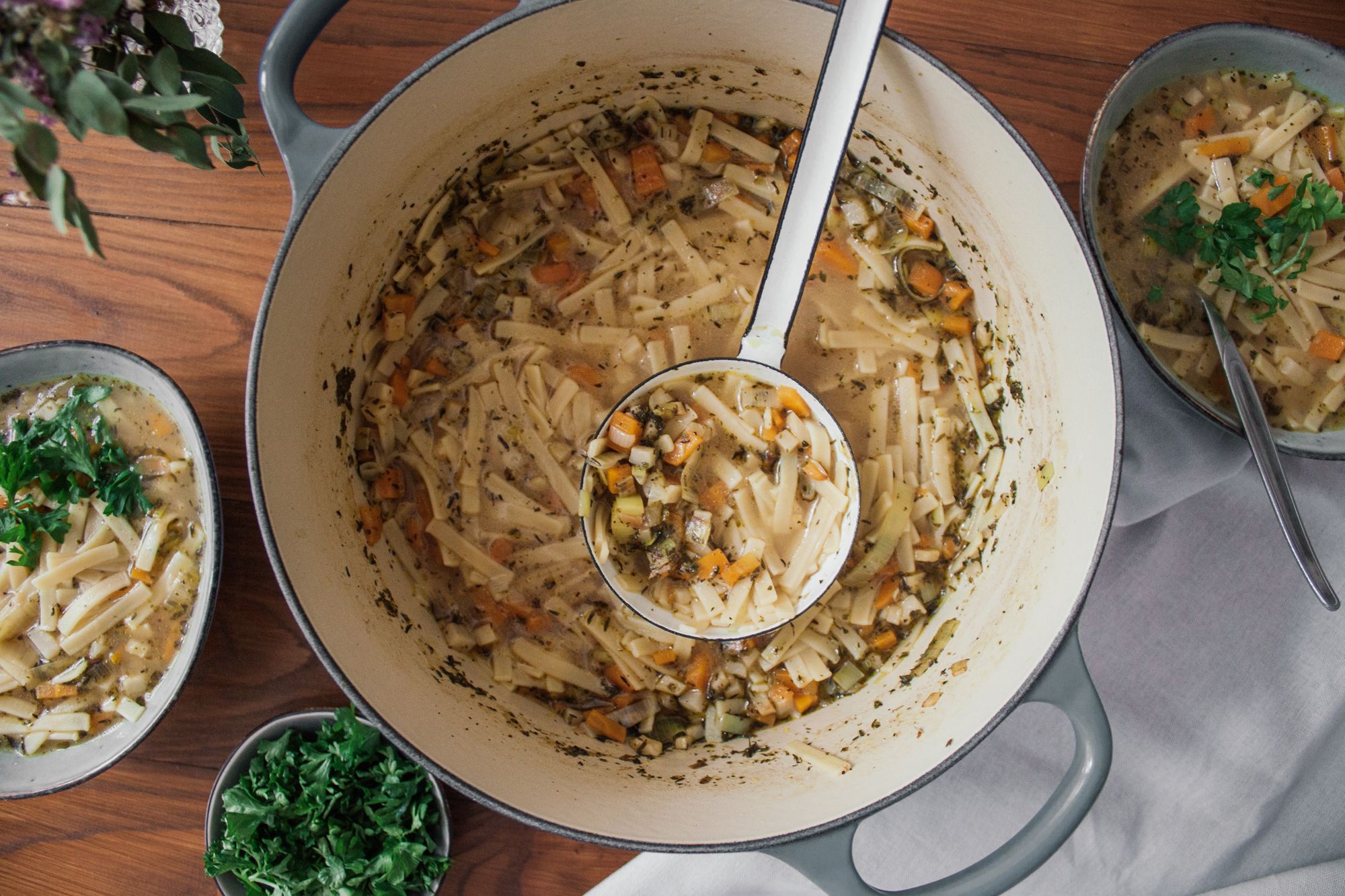 Vegane Nudelsuppe mit Gemüse