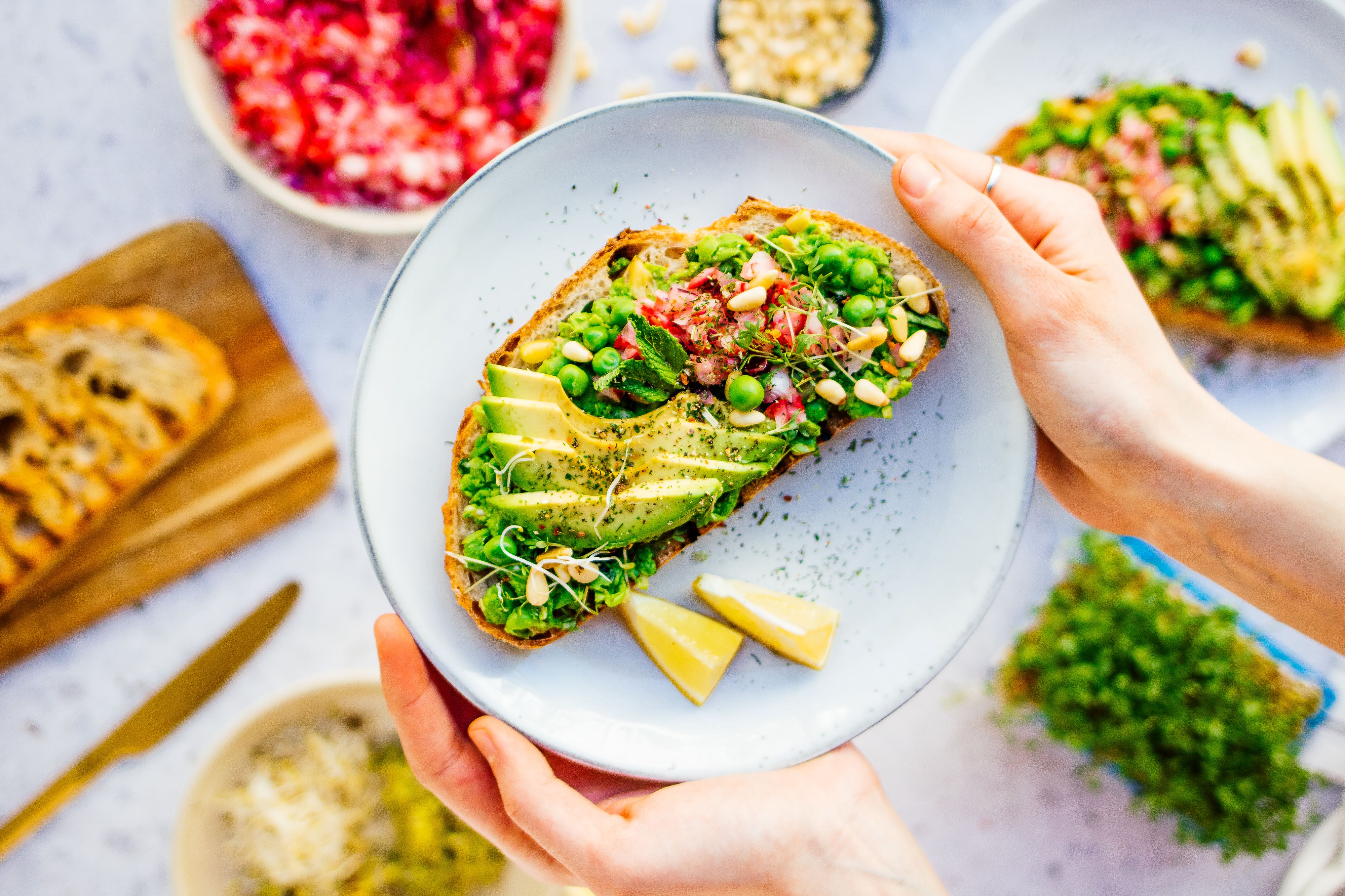 Veganes Sandwich mit Peacamole & Radieschen-Salsa