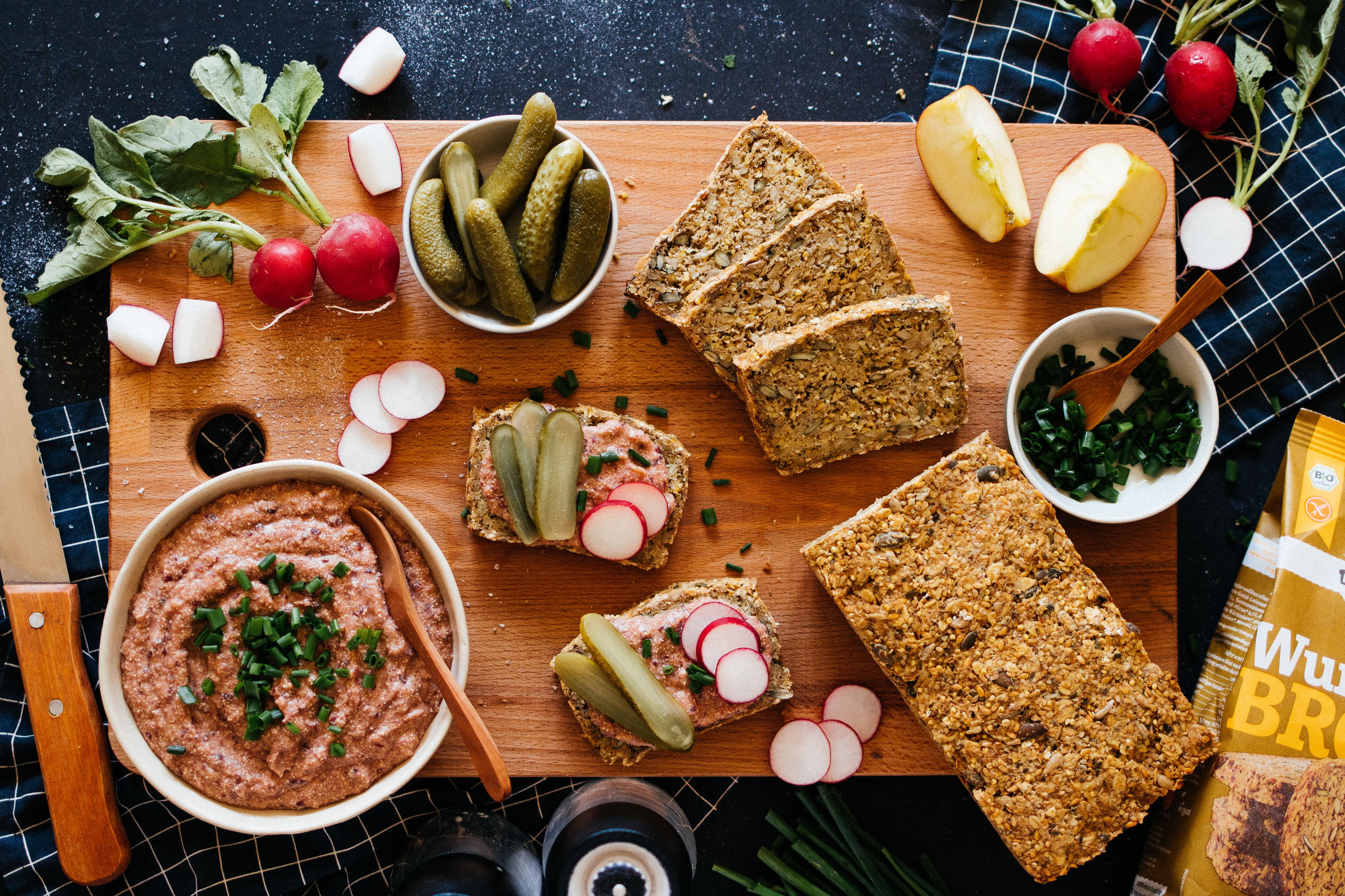 R553 Vegane Leberwurst auf frisch gebackenem Brot