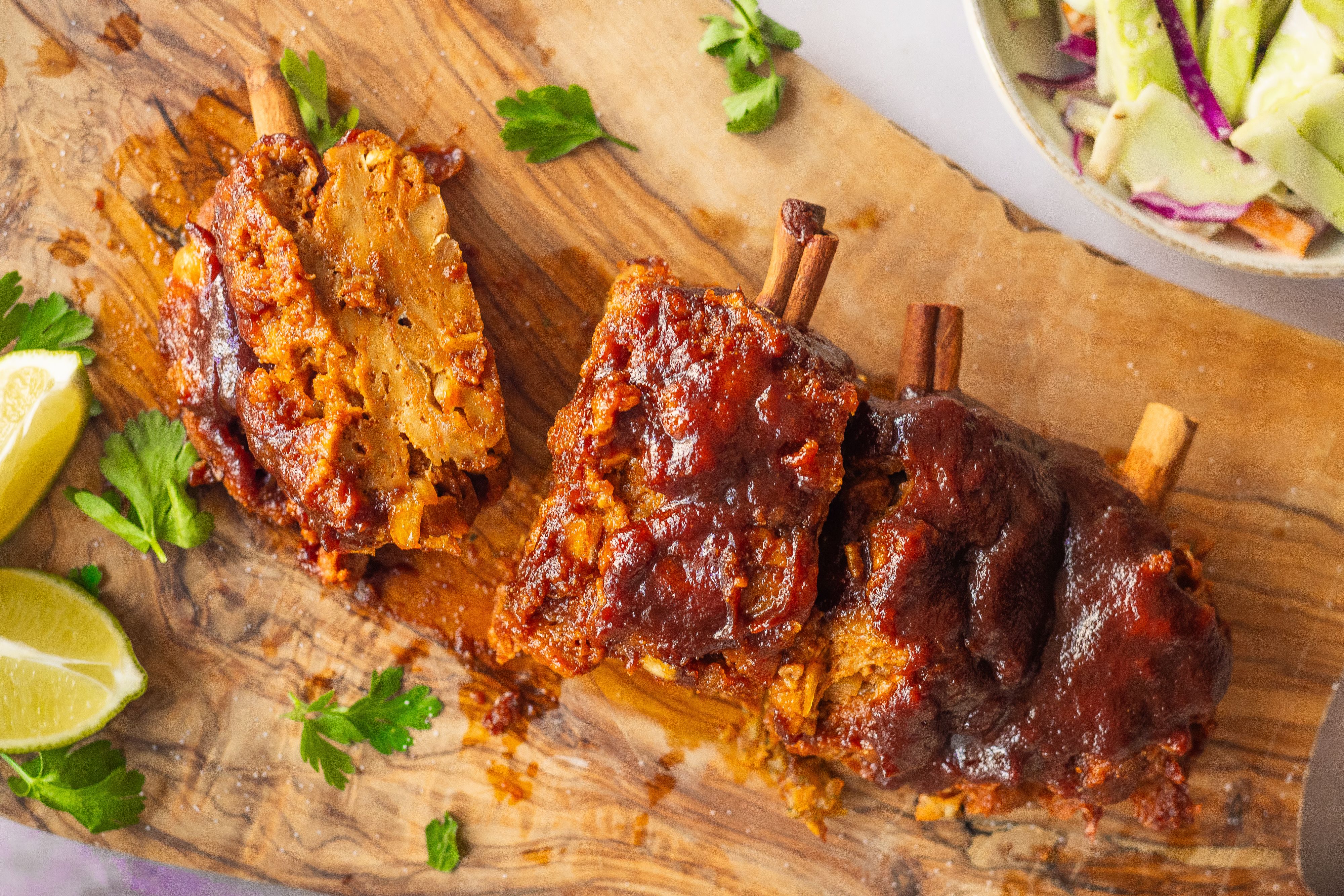 Vegane BBQ-Ribs vom Grill mit scharfem Limetten-Coleslaw