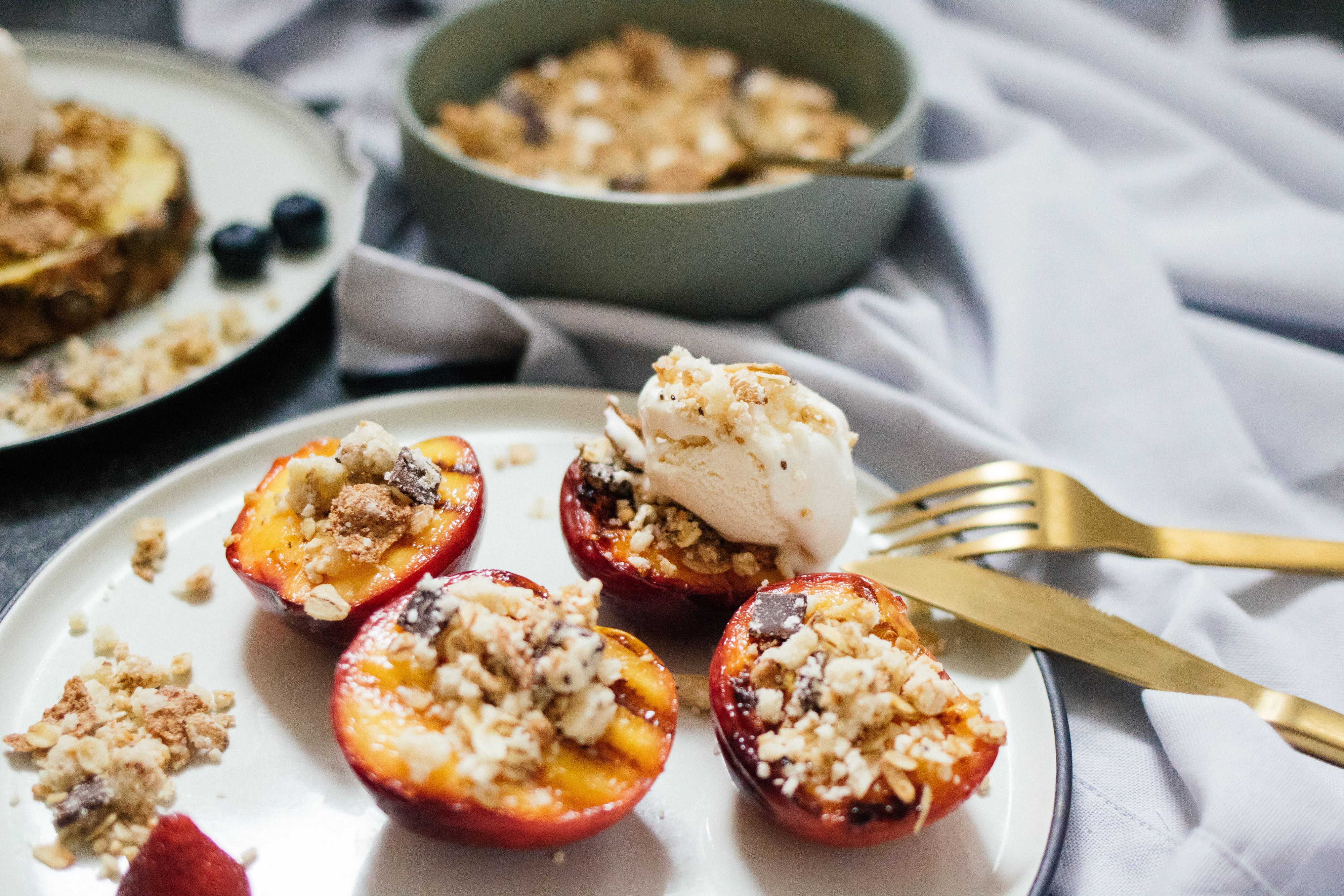 Grilled fruits with cereal crumble