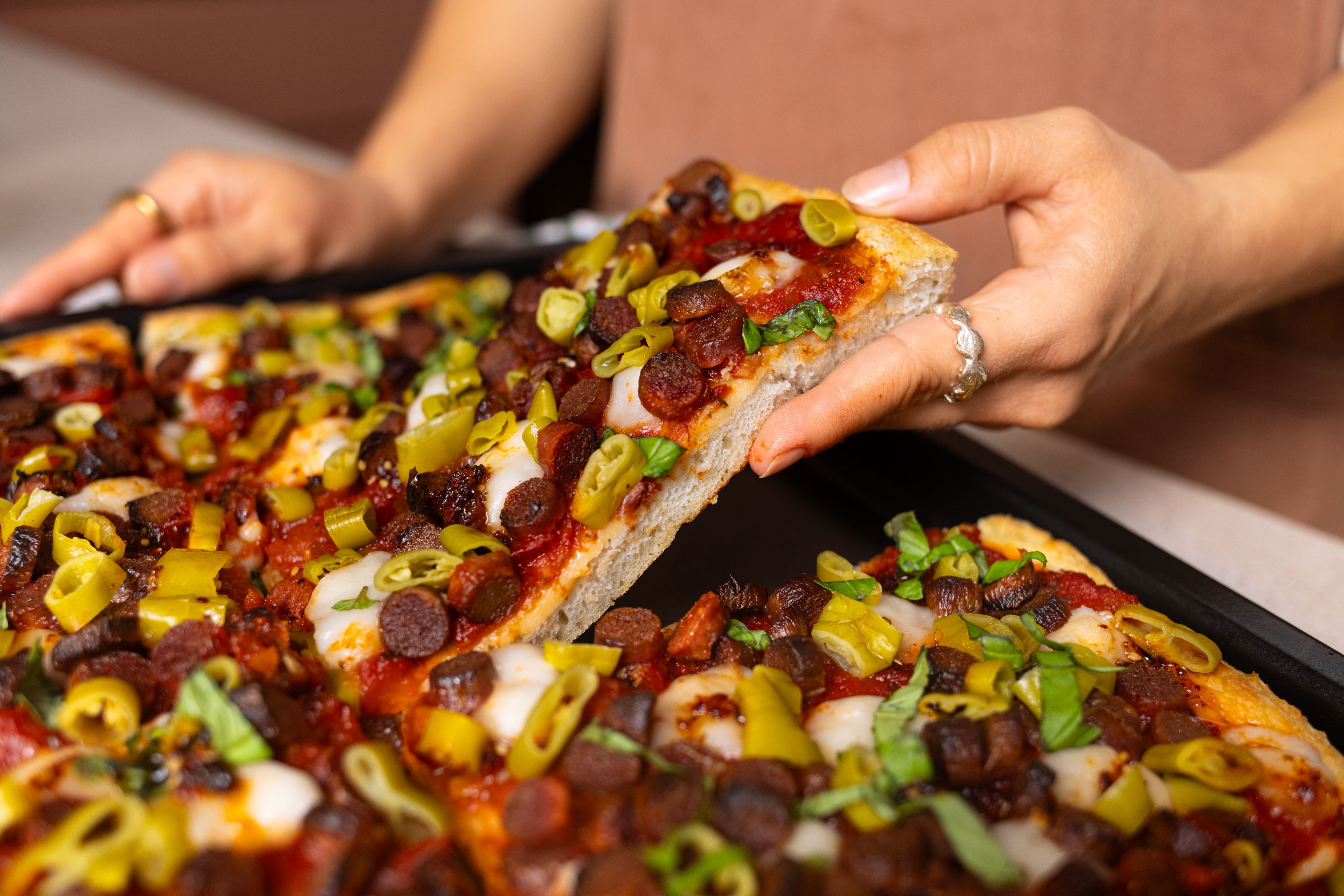 Vegane Deep Dish Pizza vom Blech mit Salami & Peperoni