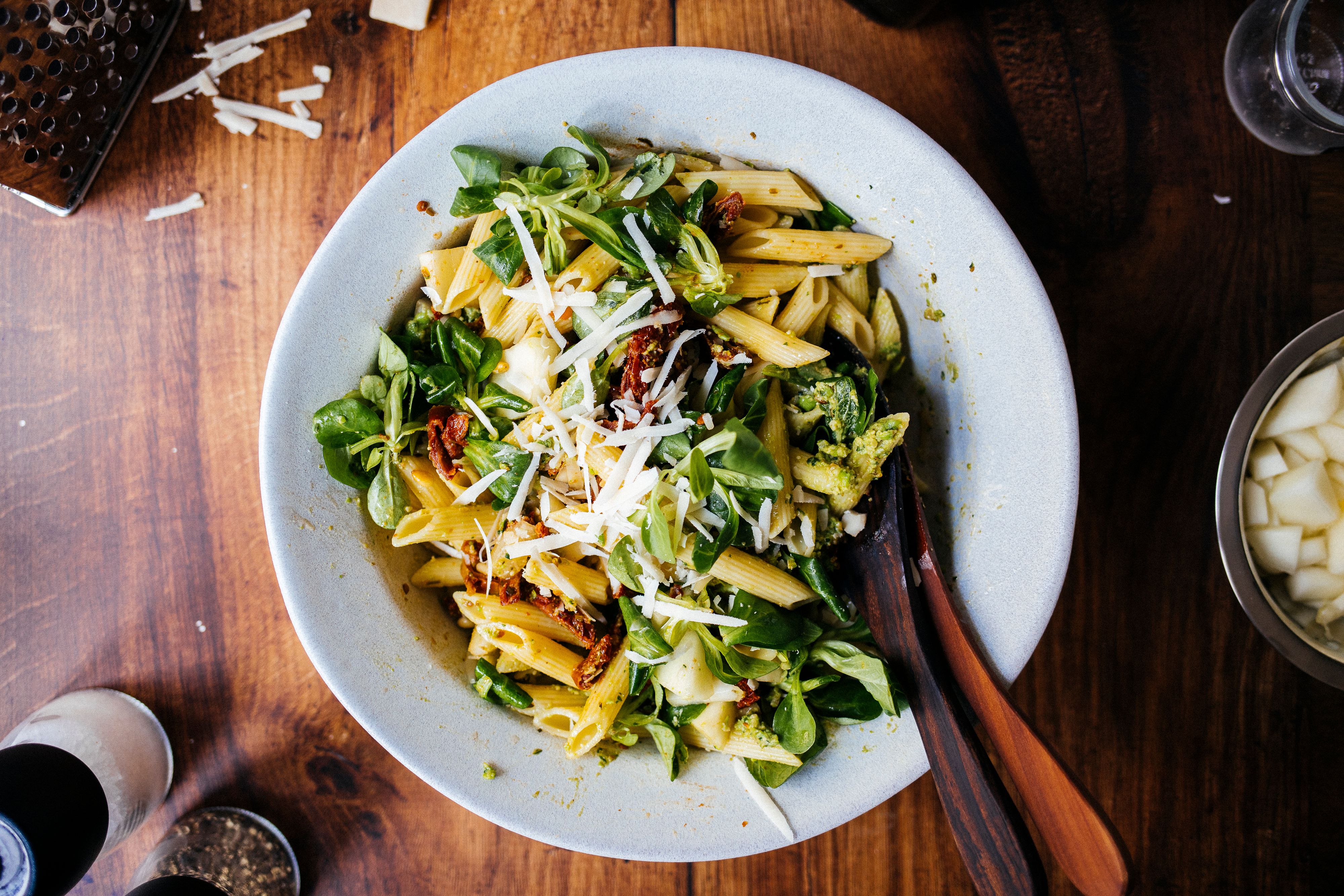 Veganer Nudelsalat mit Erbsenpesto & Honigmelone