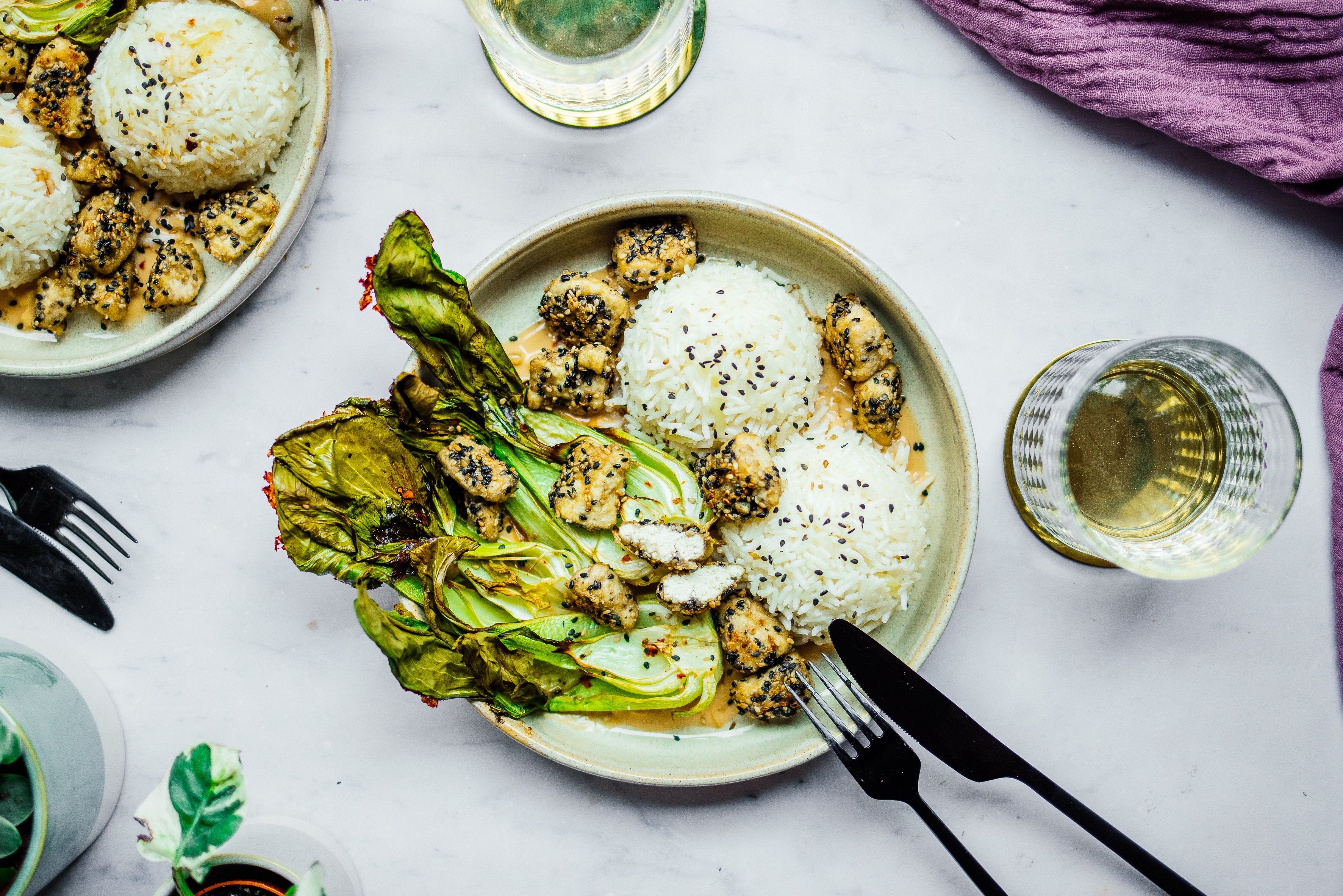 Knusprige Tofustückchen mit Knoblauch-Reis und Pak Choi