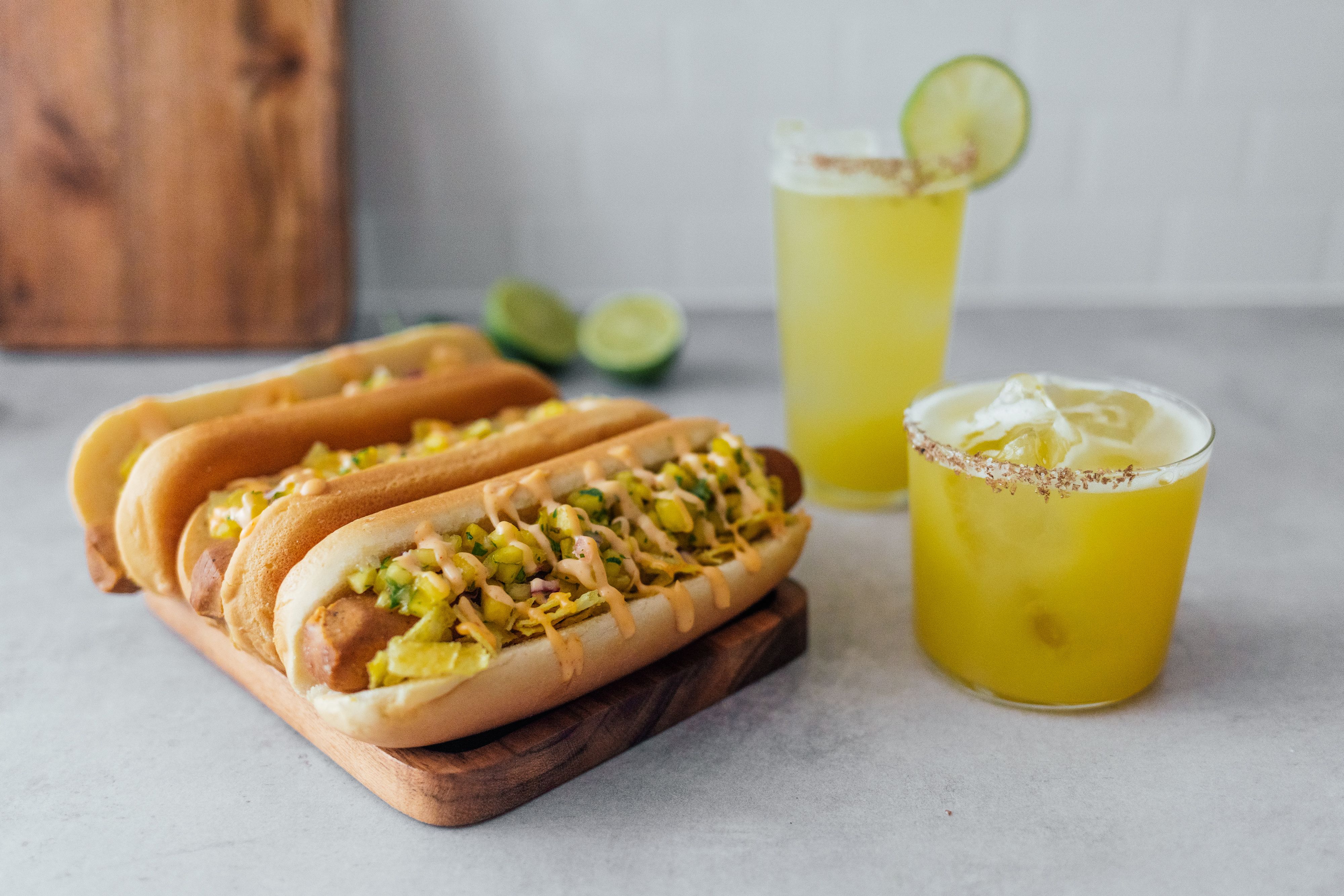 Vegane Hot Dogs mit Ananassalsa