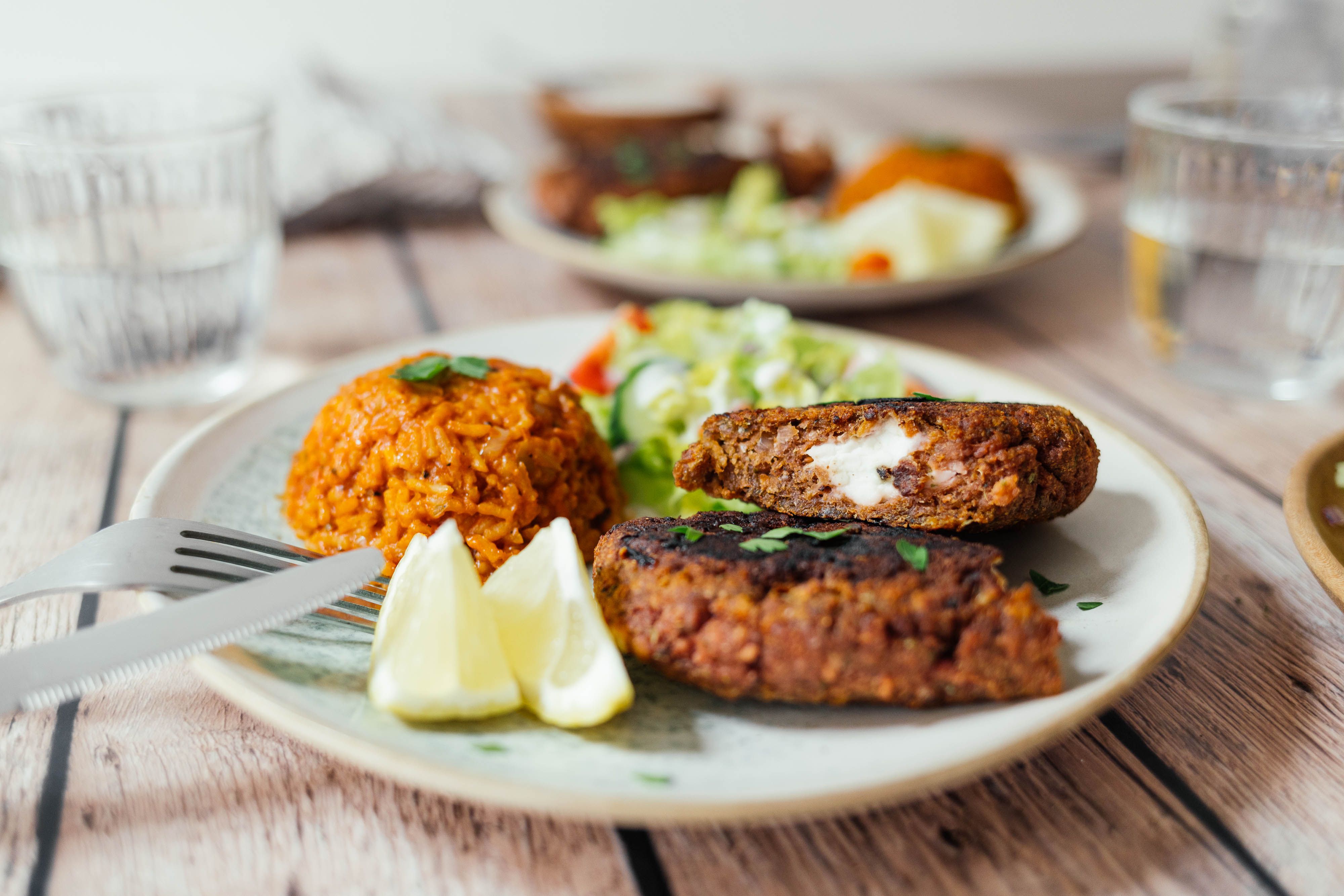 R838 Veganes Bifteki-Steak mit Tomatenreis