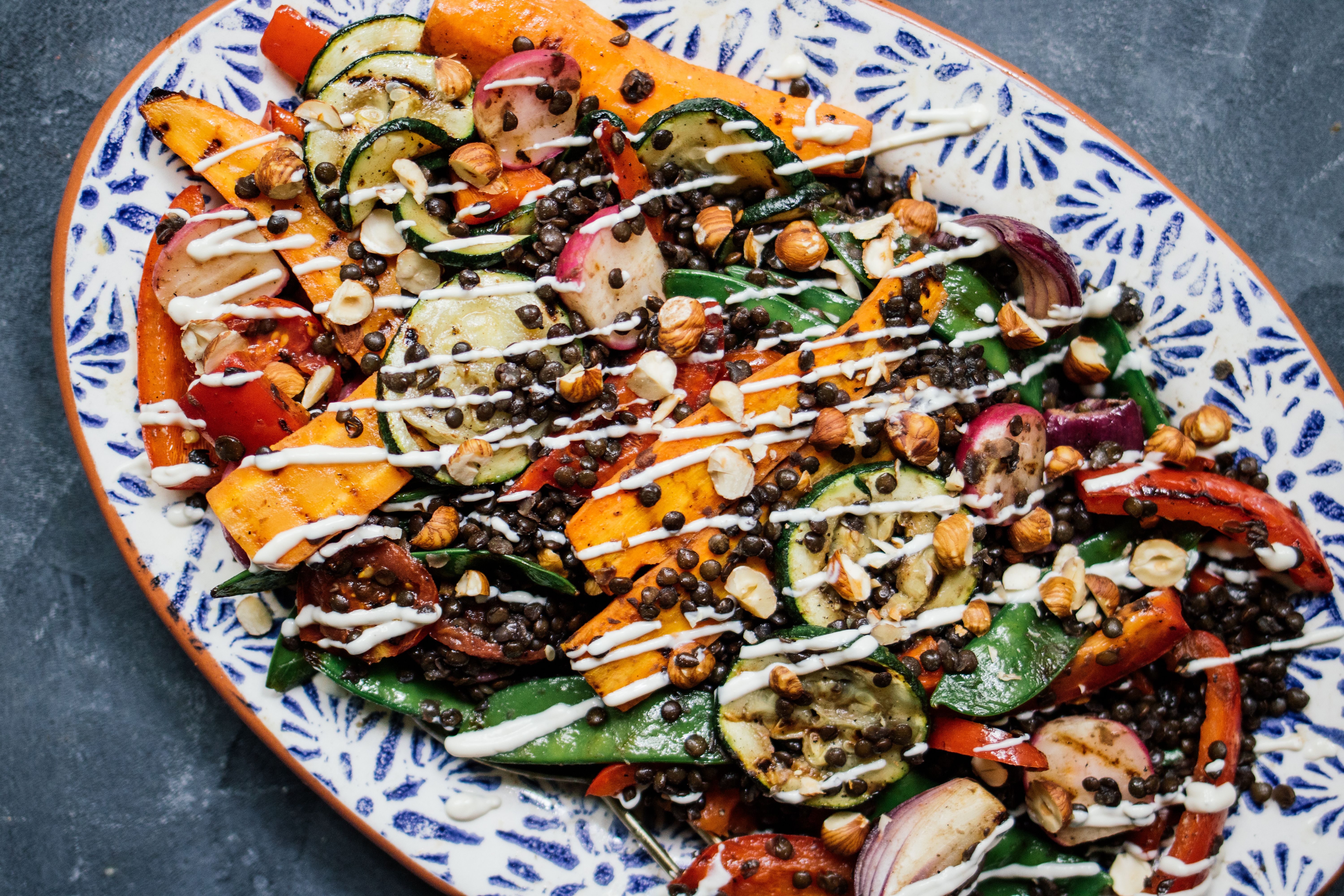 Grillgemüsesalat mit Belugalinsen und Sesamdressing