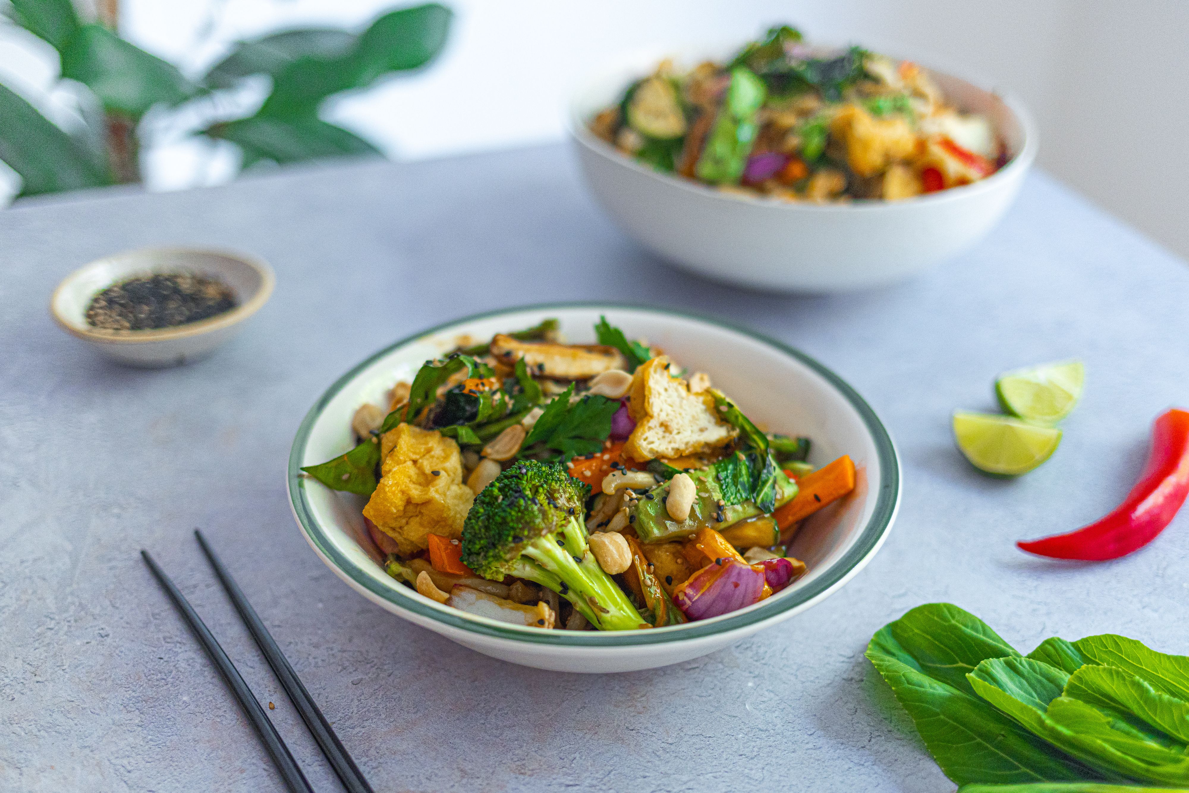 Schnelle One Pot Udon-Nudeln mit Ingwer-Gemüse und Tofu