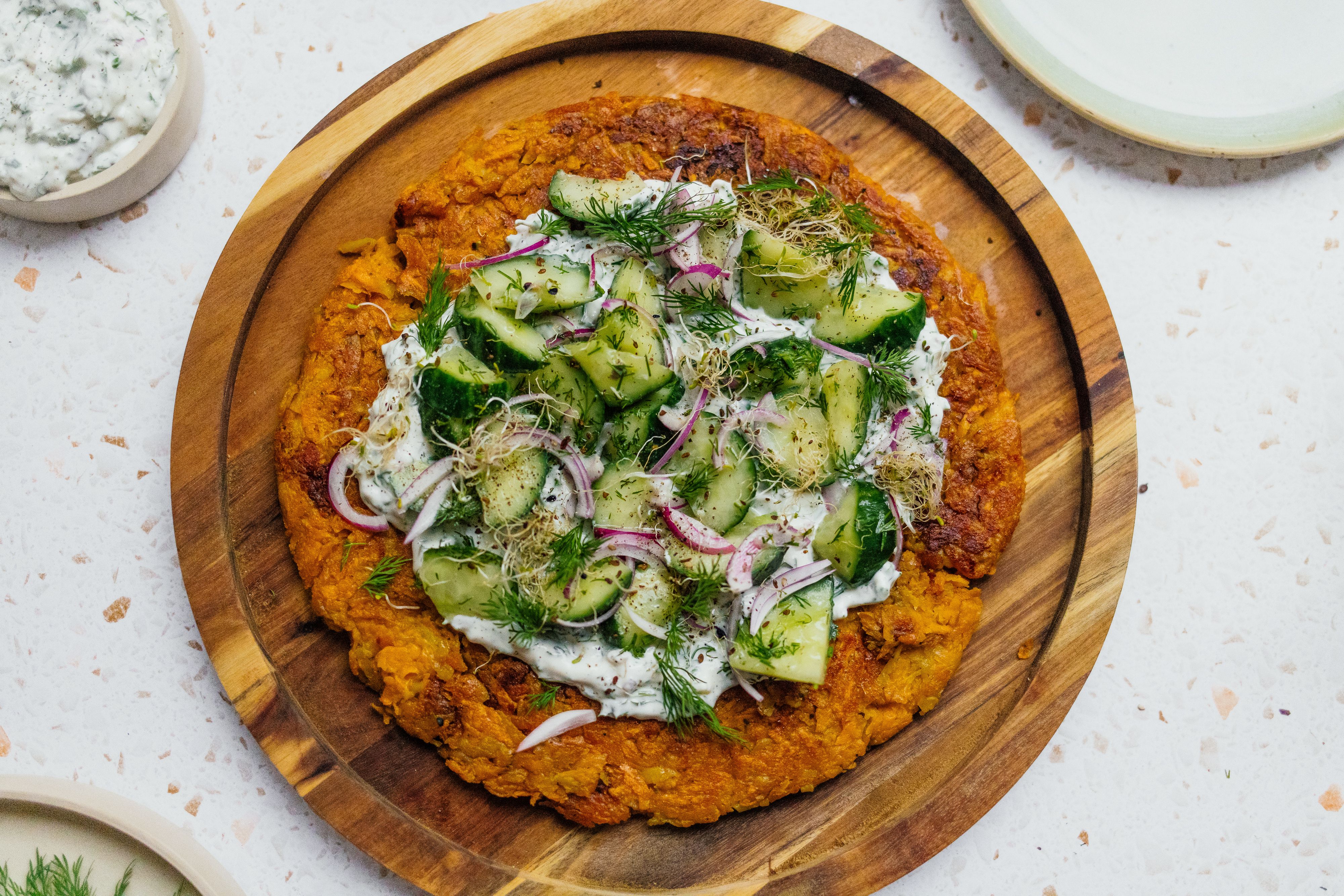 Vegane Süßkartoffel-Rösti mit Zitrone-Kräuter-Quark und Gurkensalat