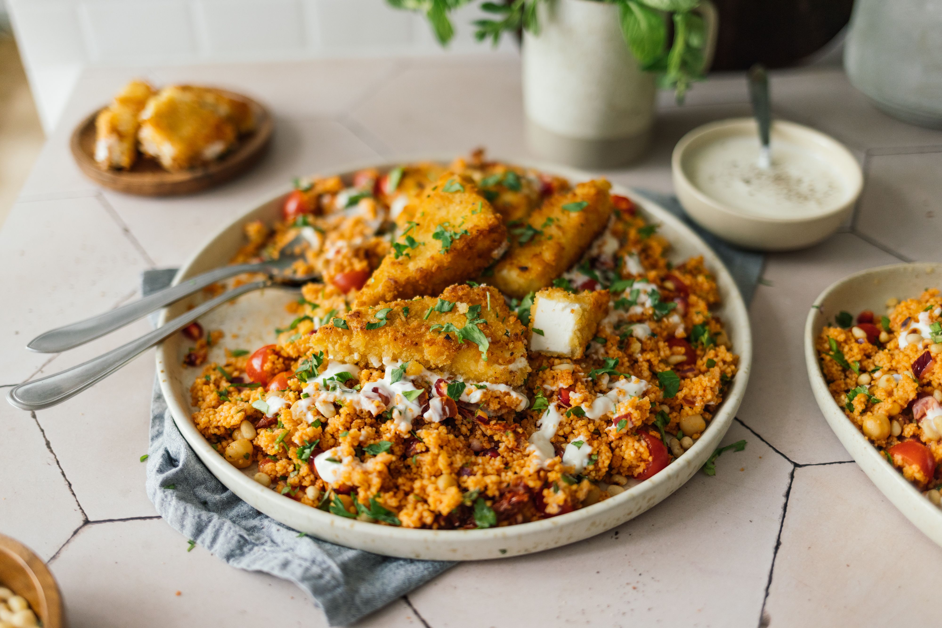 Couscoussalat mit knusprigen veganen Feta-Ecken
