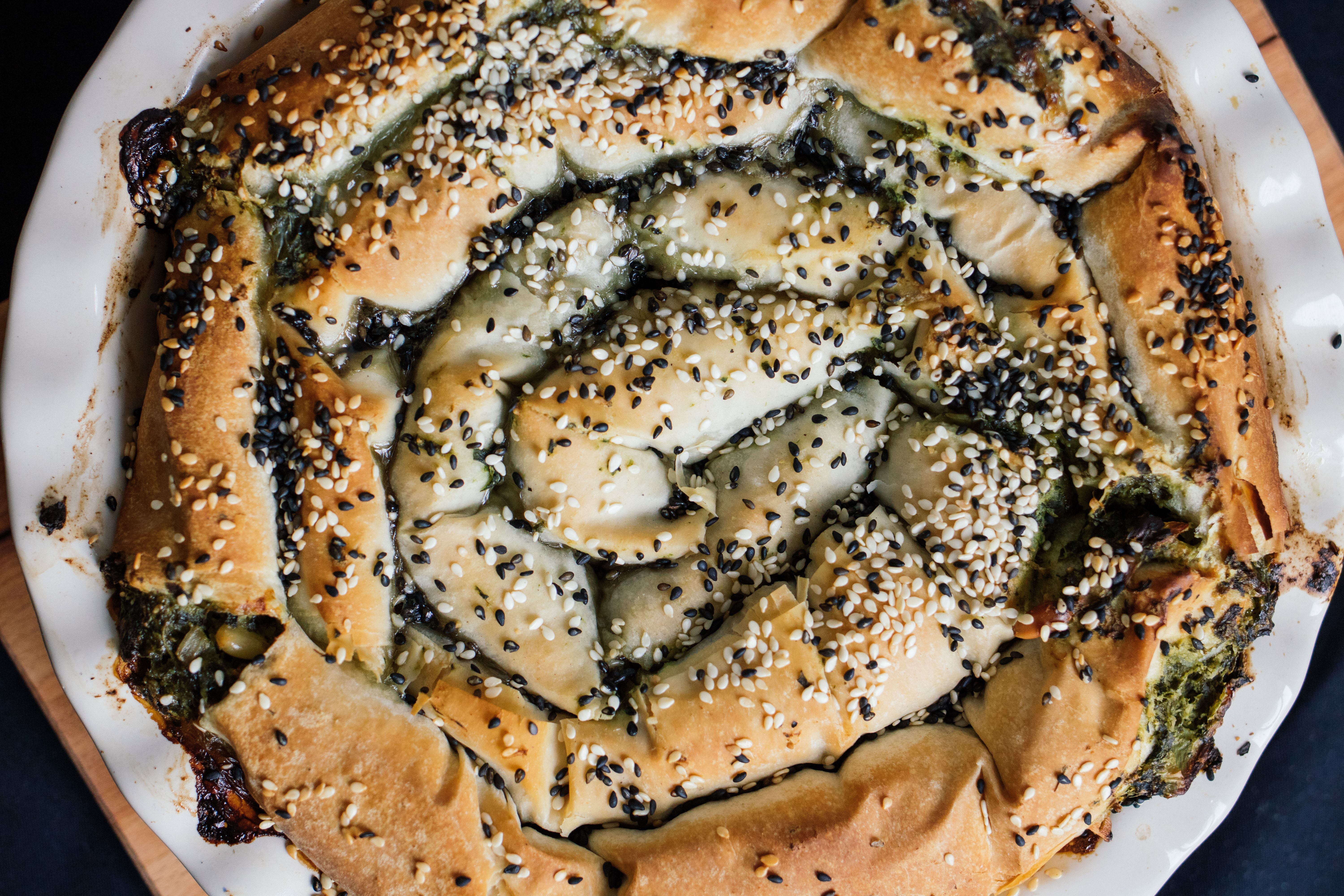 Vegane Börekschnecke mit Spinat-Artischocken-Creme