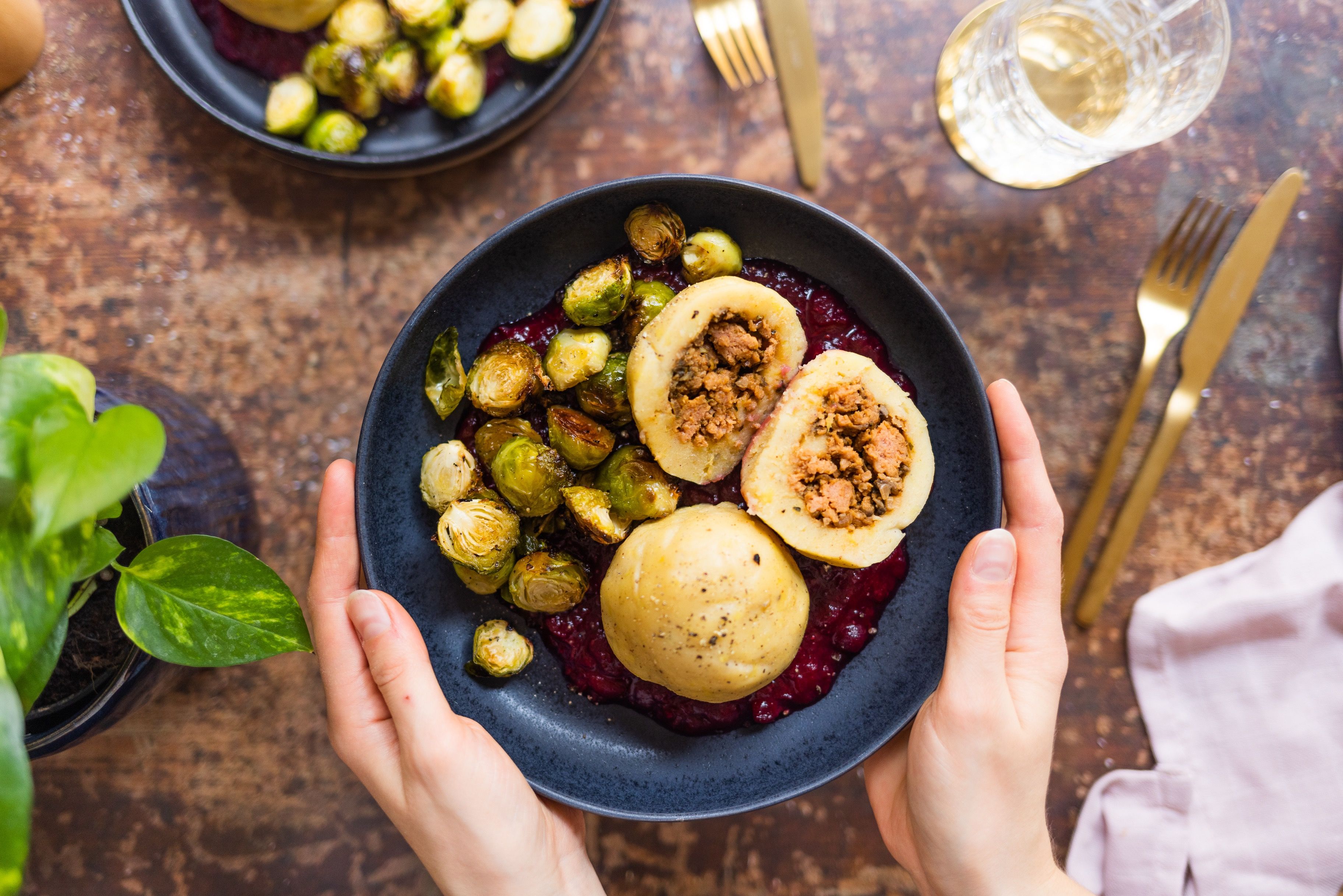 Vegane gefüllte Knödel mit Rosenkohl und Cranberrysoße