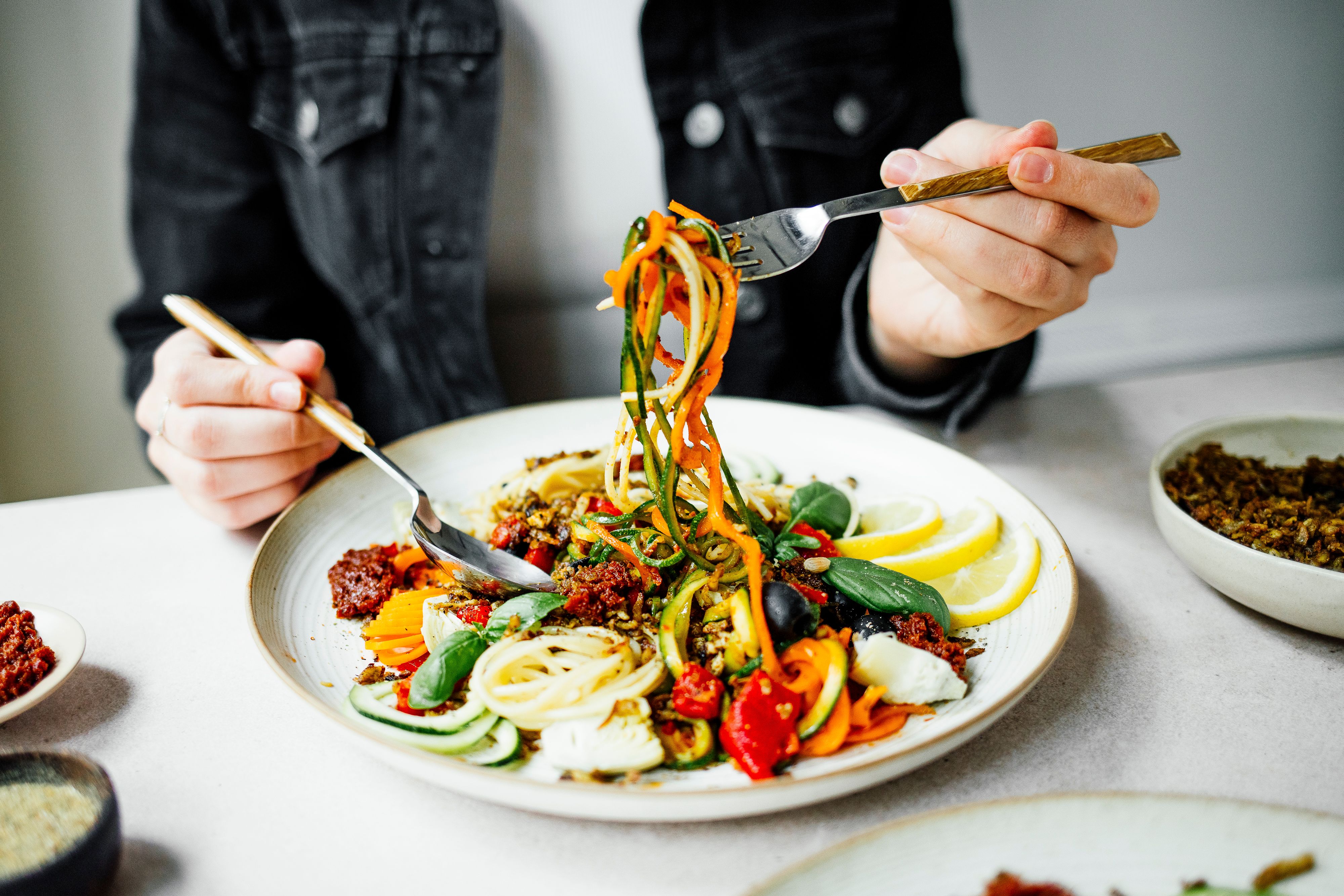 Zoodlesalat mit Shredded Tofu
