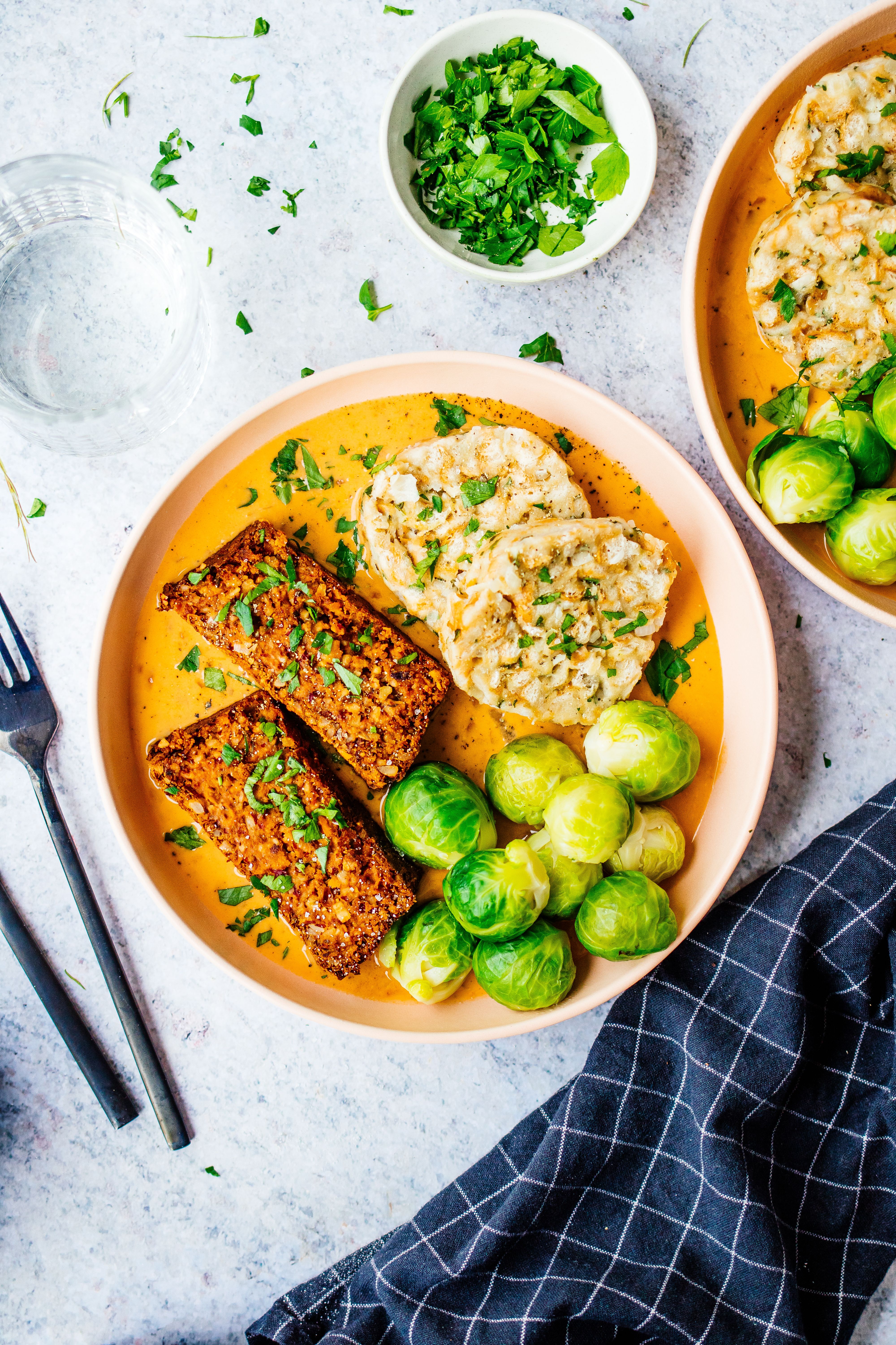 R597 Veganer Nussbraten mit Serviettenknödeln & Zwiebel-Sahne-Soße