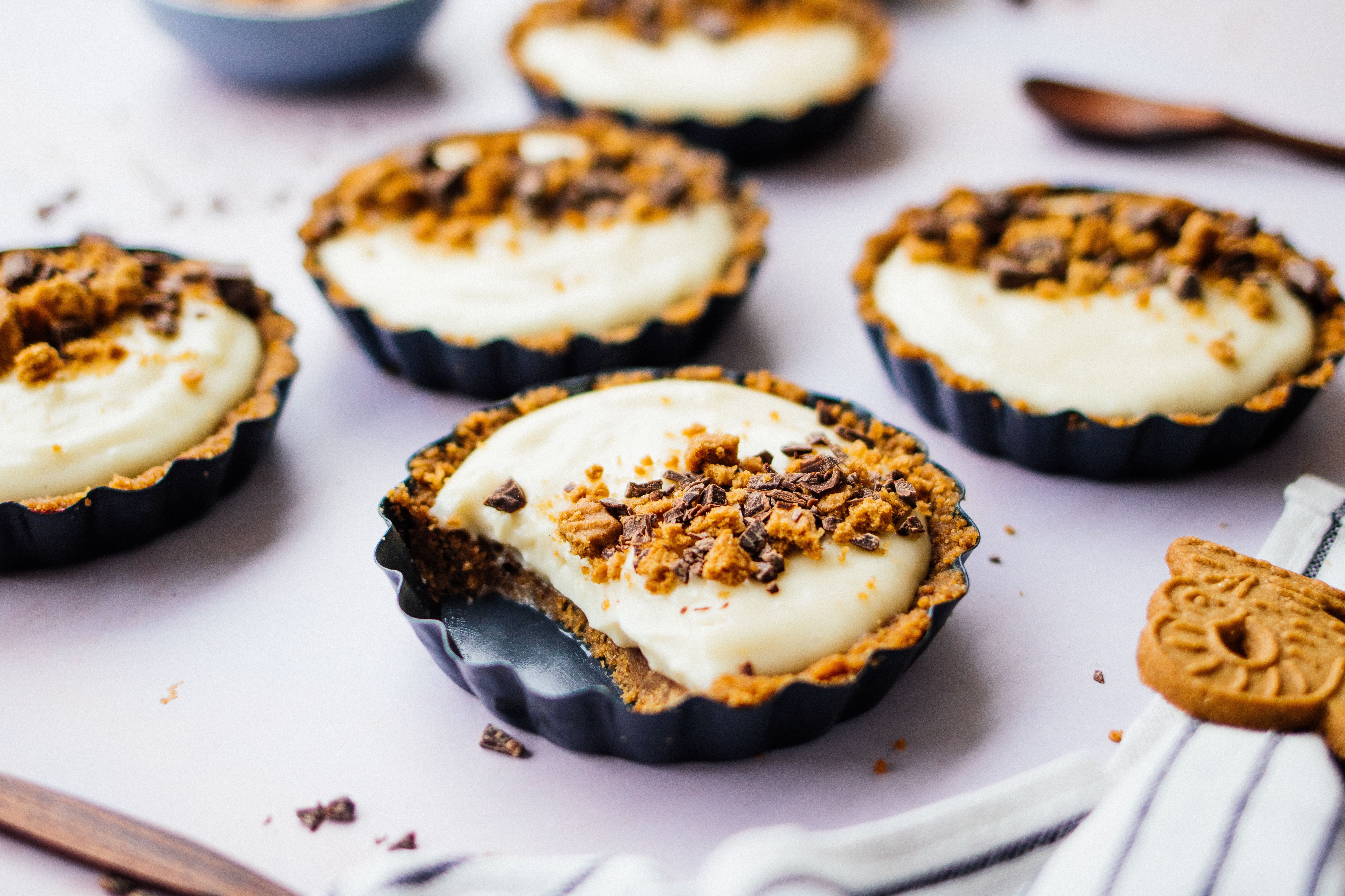 Vegan No-Bake Speculoos Tarts with Vanilla Custard