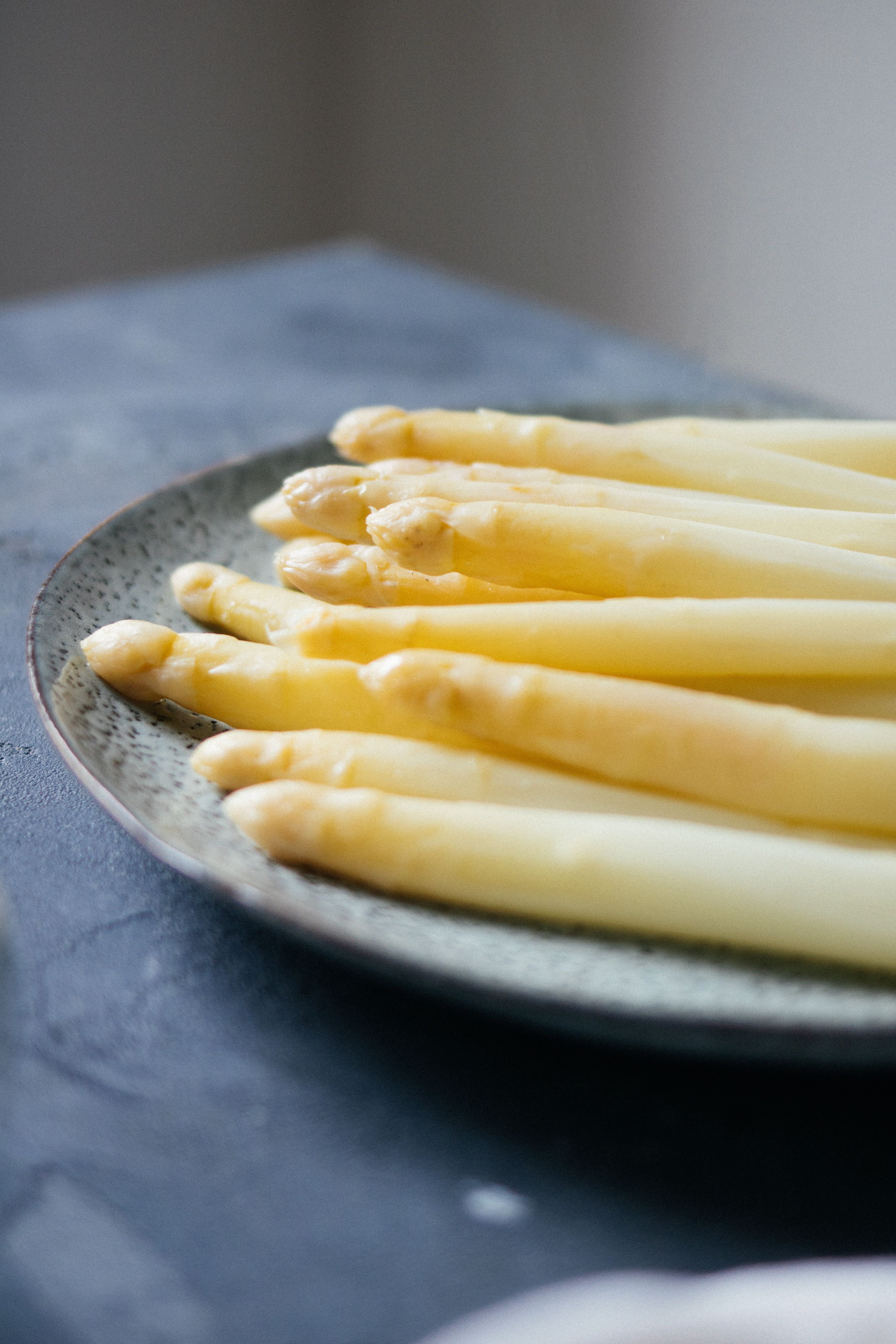 R240 Vegan sauce hollandaise with asparagus & celery root schnitzel