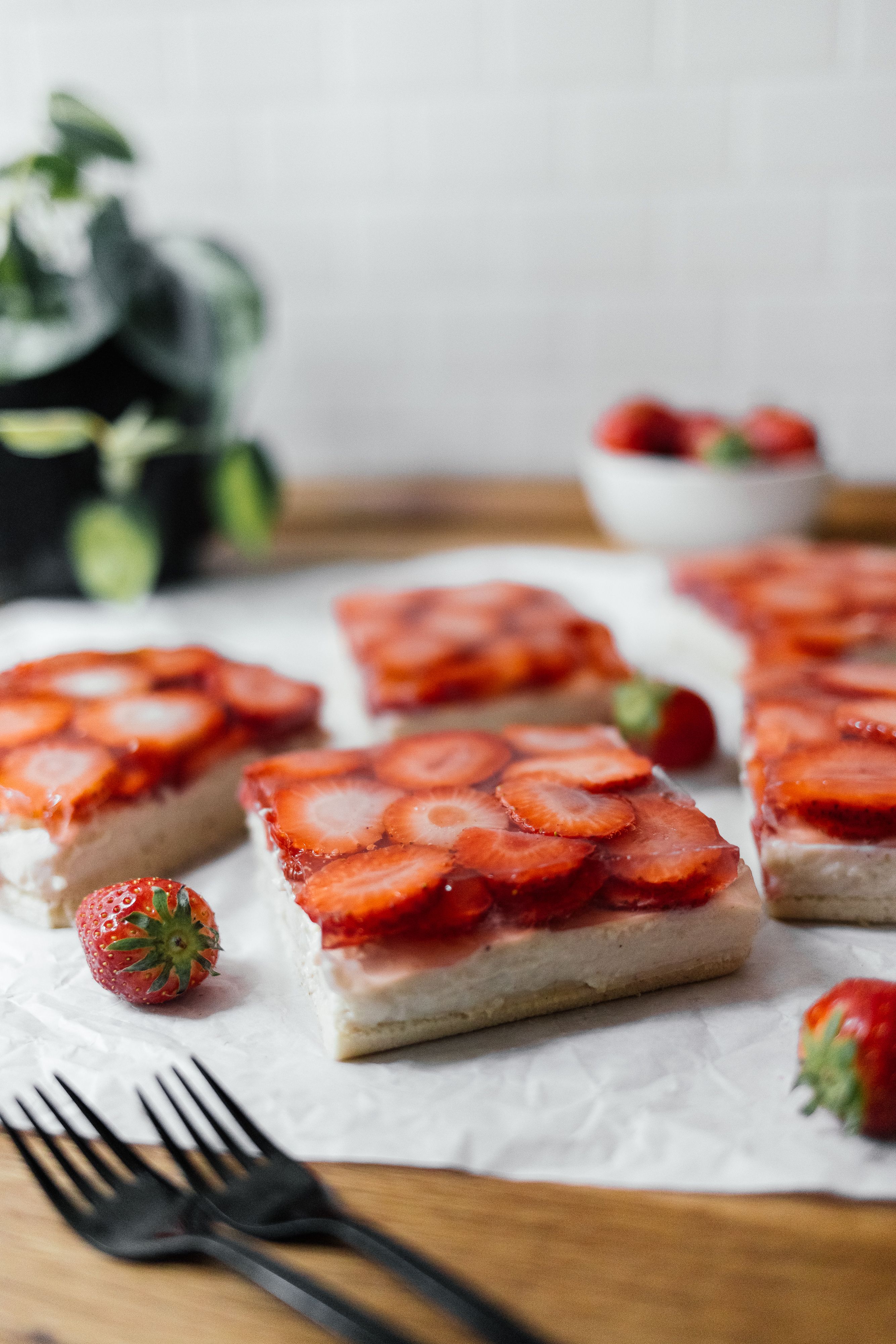 R742 Vegan Strawberry Sheetpan Cake with Vanilla Cream