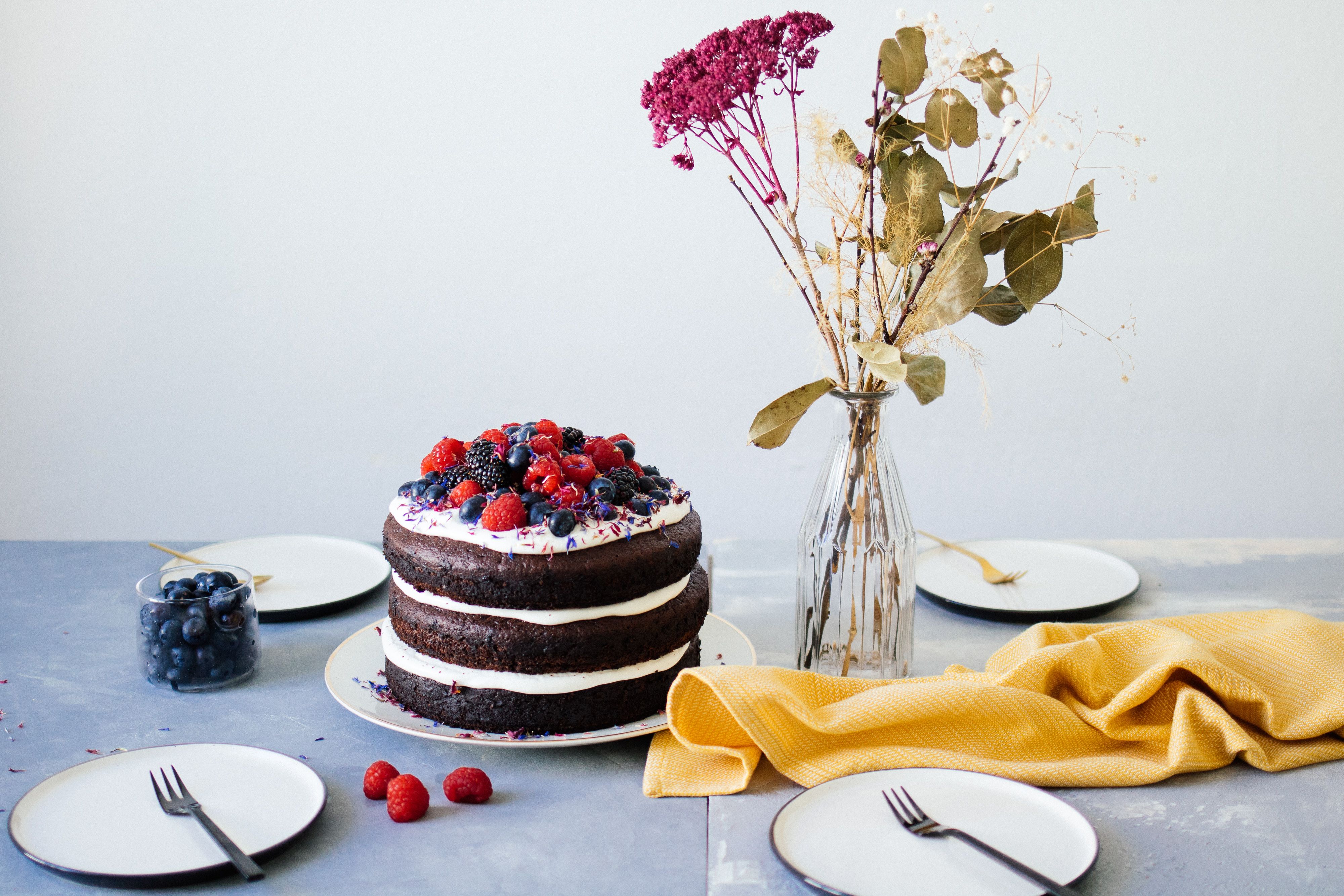 R387 Einfache, vegane Schokoladentorte mit Beeren